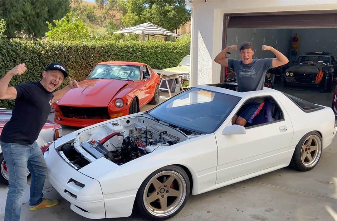 スティーブのインスタグラム：「So much hard work went into this RX-7 father son project so far ! So to see it now for the first time after wrapping it DIY ourselves is absolutely amazing and so rewarding. @the_kid012 and I  couldn’t have done it without the help of Yag  @boostedcitizens and Peter @thewrapshopla  今までボロい車に見えたRX7は今度完全に変身したよね！！素人２でよくできたと思わない？次は初ドライブかなぁ？YagさんとPeterさんにも感謝」