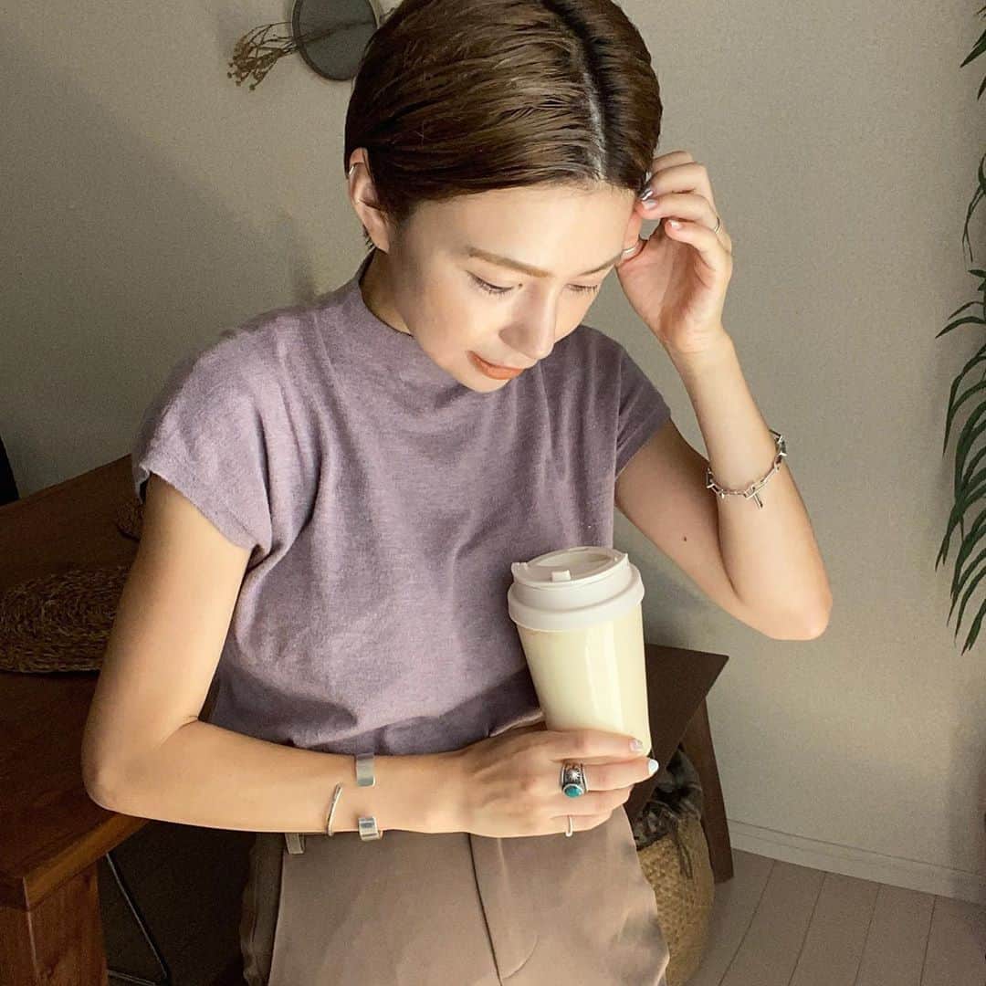 長谷川あやのインスタグラム：「🌰🌰🌰#titivate#ティティベイト#titivatestyle#ootd#outfit#coordinate ・ ・ ・ 秋に向けて久しぶりに気分で 暗めのカラーにしてみました✂️ （きっとまたすぐハイトーンにするのでしょう 笑） ・ 今日のコーデは今から秋まで使える @titivatejp さんの #ボトルハイネックフレンチスリーブニット #センタープレスセミフレアパンツ ✨ ・ 久しぶりに色物をとり入れてみました😌💭 いまなら送料無料だそうです🙋‍♀️」