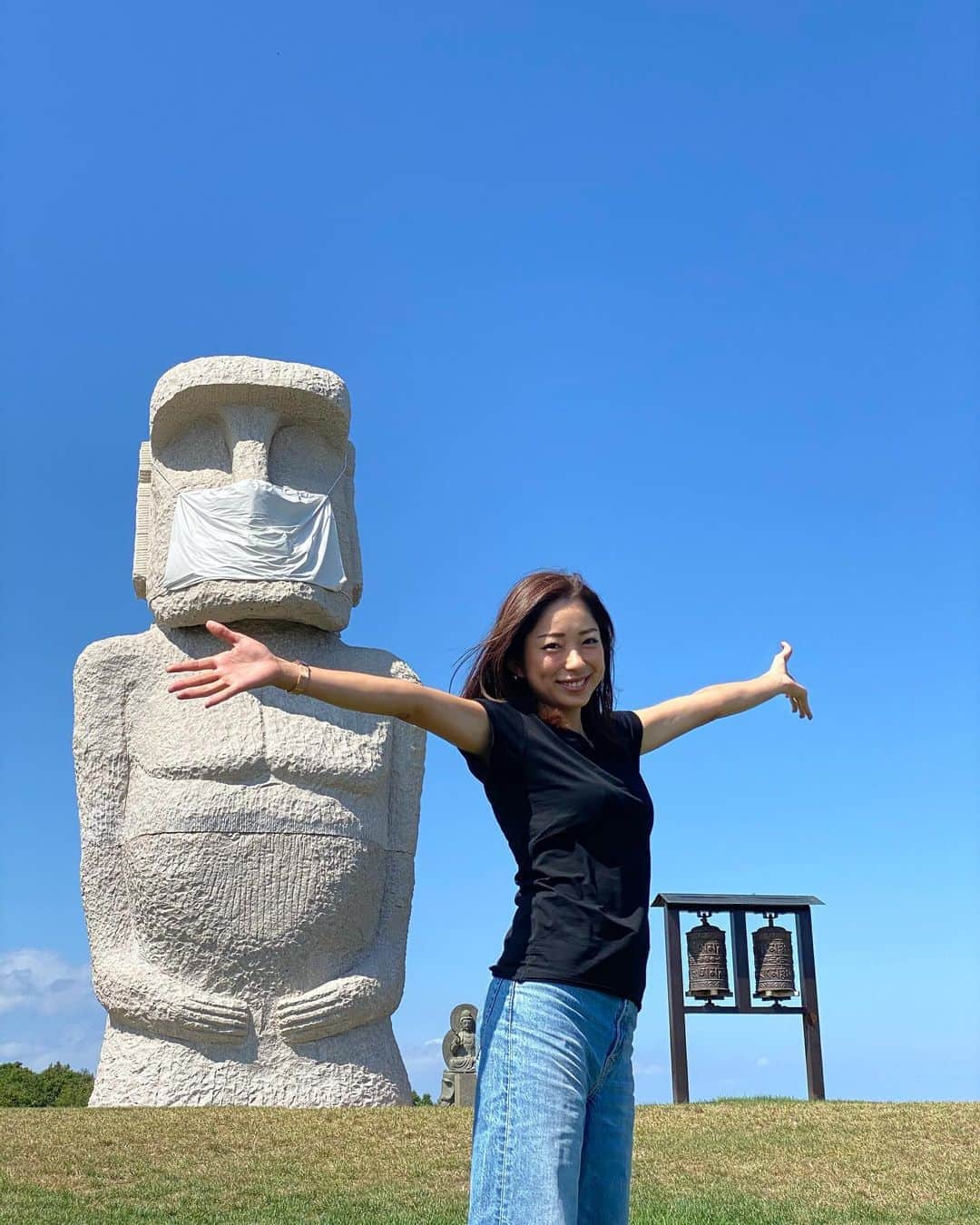 RIKAさんのインスタグラム写真 - (RIKAInstagram)「. ずっとイースター島に行ってみたかった❣️ でもなかなか行けないからイースター島気分で北海道にあるモアイ像に会いに行ってきました😊 . モアイ君マスクしてるけど私も写真撮る時以外はマスクしてますよ笑 . 空が広くてとっても気持ちよかった☺️☀️ . . . #モアイ像#北海道#大自然」8月30日 8時18分 - rinrikagolf