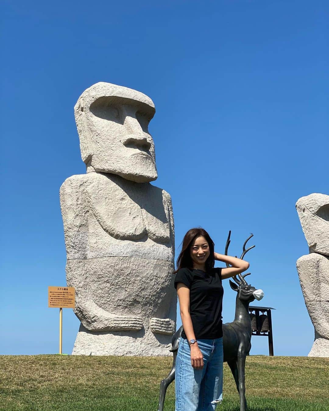 RIKAさんのインスタグラム写真 - (RIKAInstagram)「. ずっとイースター島に行ってみたかった❣️ でもなかなか行けないからイースター島気分で北海道にあるモアイ像に会いに行ってきました😊 . モアイ君マスクしてるけど私も写真撮る時以外はマスクしてますよ笑 . 空が広くてとっても気持ちよかった☺️☀️ . . . #モアイ像#北海道#大自然」8月30日 8時18分 - rinrikagolf