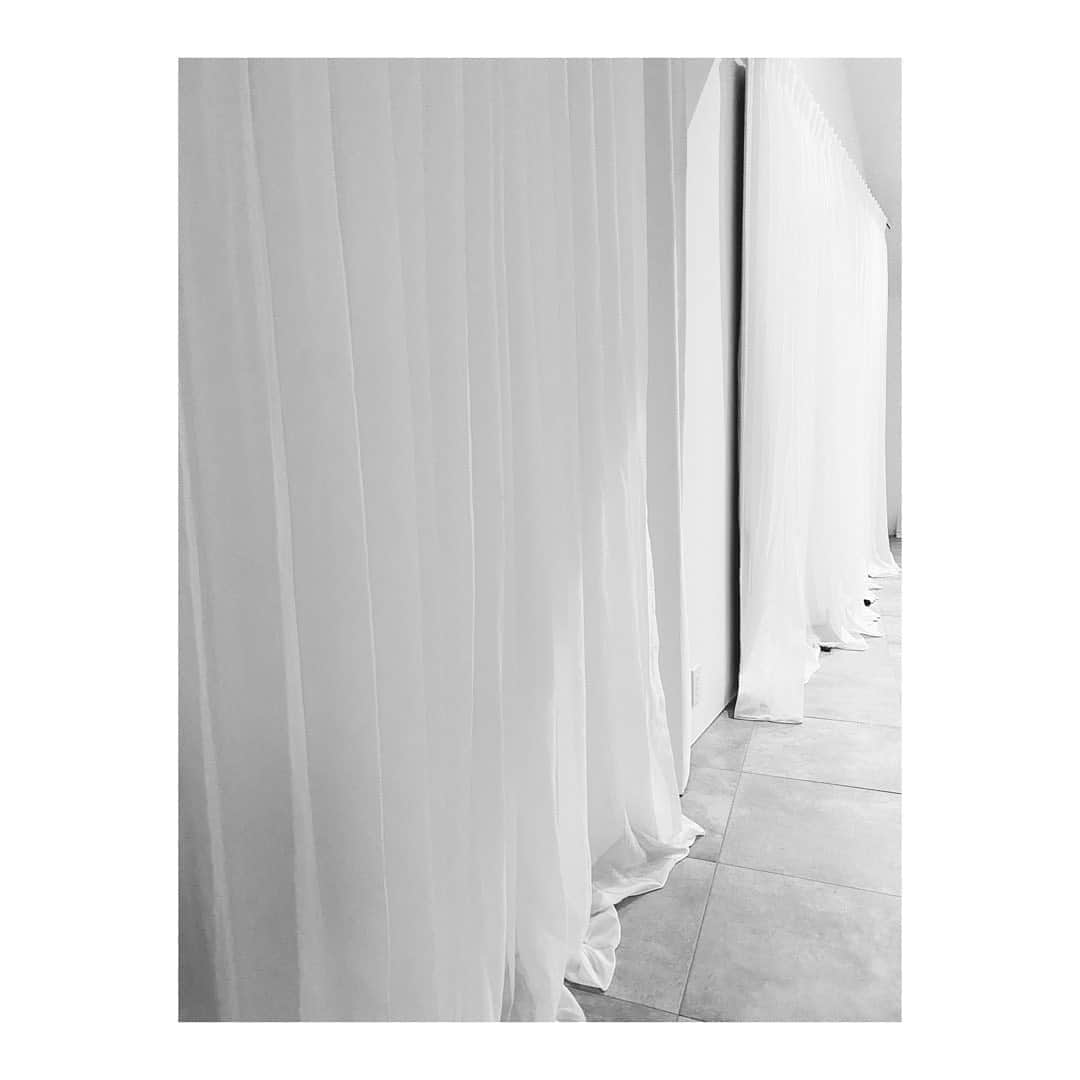 柏木作夢さんのインスタグラム写真 - (柏木作夢Instagram)「Good morning☕︎ Super white curtain makes me clean feeling. ・・・・・・・・・・・・・・・・・・・・・・・ #interior #morning #sunday #curtain #white #twin #mood #photooftheday #instainterior #refresh #clean #mood #l4l #f4f #dinning #living #home #house #minimalism #tokyo #setagaya #japan」8月30日 8時25分 - samukashiwagi