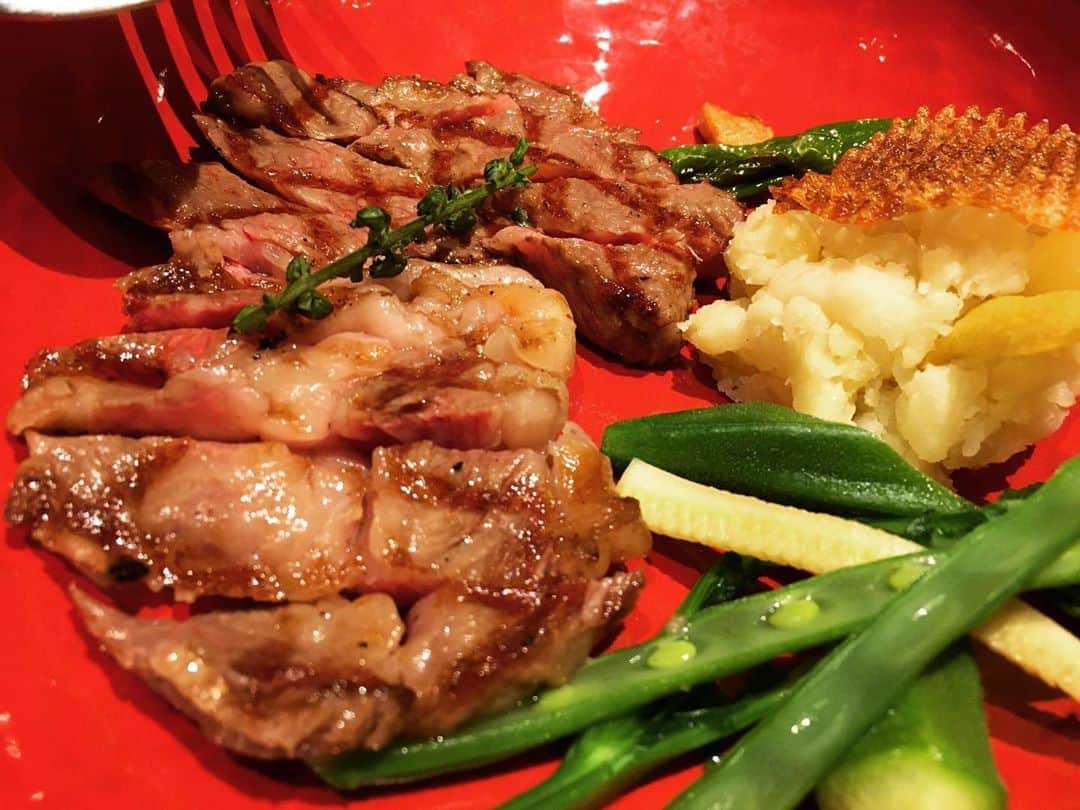 謝依旻さんのインスタグラム写真 - (謝依旻Instagram)「お肉はタンパク質だから太らない~🥩  そう信じてる✨  #東京  #市ヶ谷 #名店  #らいむらいと  #肉 #ステーキ #ローストビーフ  #チーズハンバーグ #tokyo  #美食」8月30日 8時37分 - igo_1116