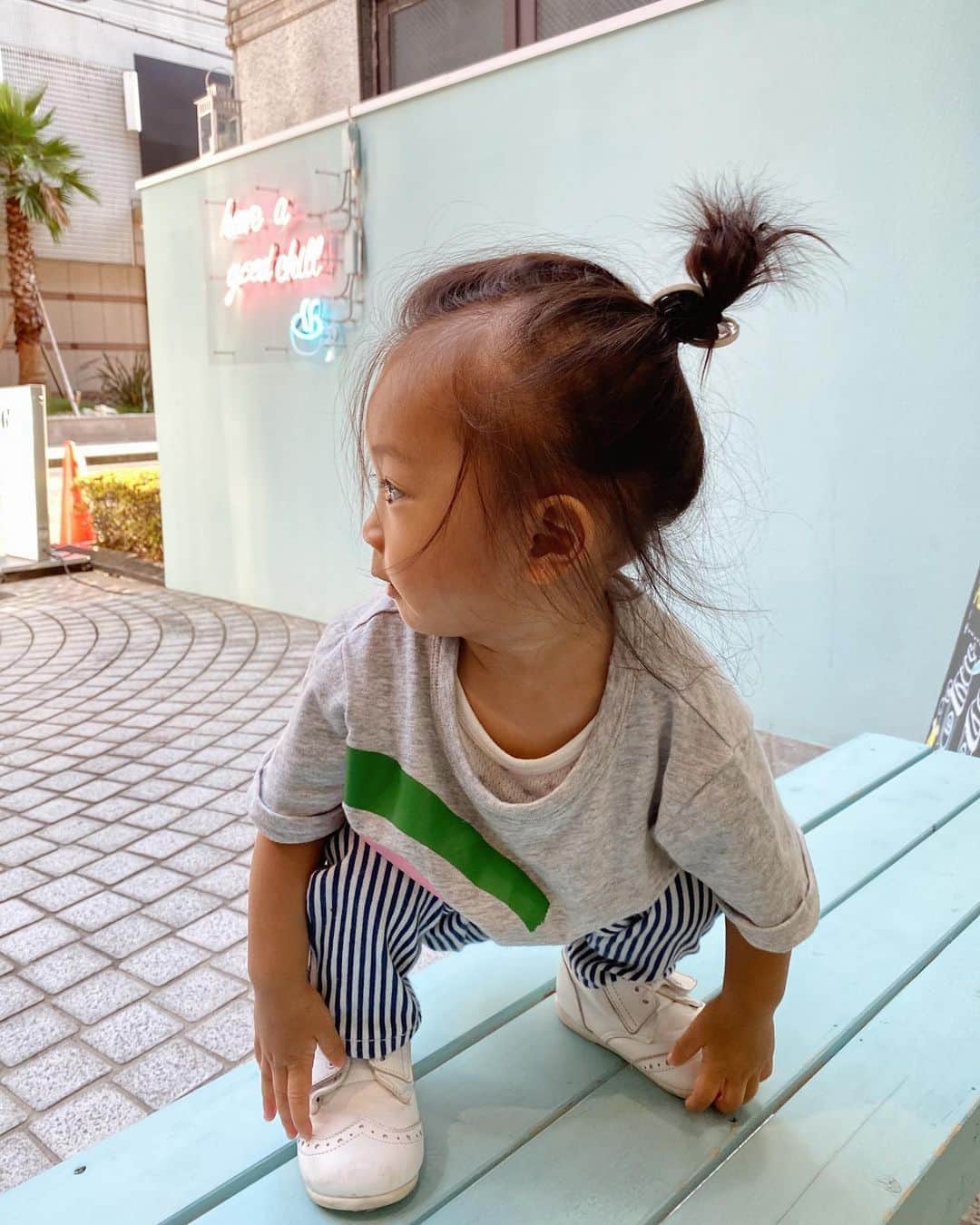 谷口紗耶香のインスタグラム：「good morning💛💜❤️🧡 いよいよ夏も終わりだー。 ・ 子供たちのお洋服についてもよく質問もらうから紹介🤙🏻 ファストファッションからブランドまで幅広く買うんだけど、 kids >>　@stellakids  @hystericglamour_official @joeyhysteric_official  は百貨店とかで sale時期にまとめ買いすることが多いよ❕ すごくオシャレで可愛いの✨ ・ @zarakids は定番。 ・ @ralphlauren  もワンピとかシャツとかが可愛い！ ・ @petitmain_official は女の子の服が 好き！ ・ @bape_japan  kidsもdenimとかTシャツとか柄物が可愛い〜！ ・ 本当子供達のお洋服は いくつあっても買っちゃうよね😂 サイズアウトも早いしw ・ リラックスウェアや肌着はもっぱら @uniqlo  さんです🤙🏻」