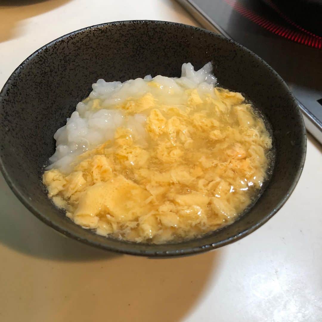 前田早穂のインスタグラム：「お粥が身体に良いのはわかるのだけど、味が苦手。。だから、アレンジして食べています😋今日はお出汁を効かせた卵あんをかけて。疲れた胃腸を労ってあげます。」
