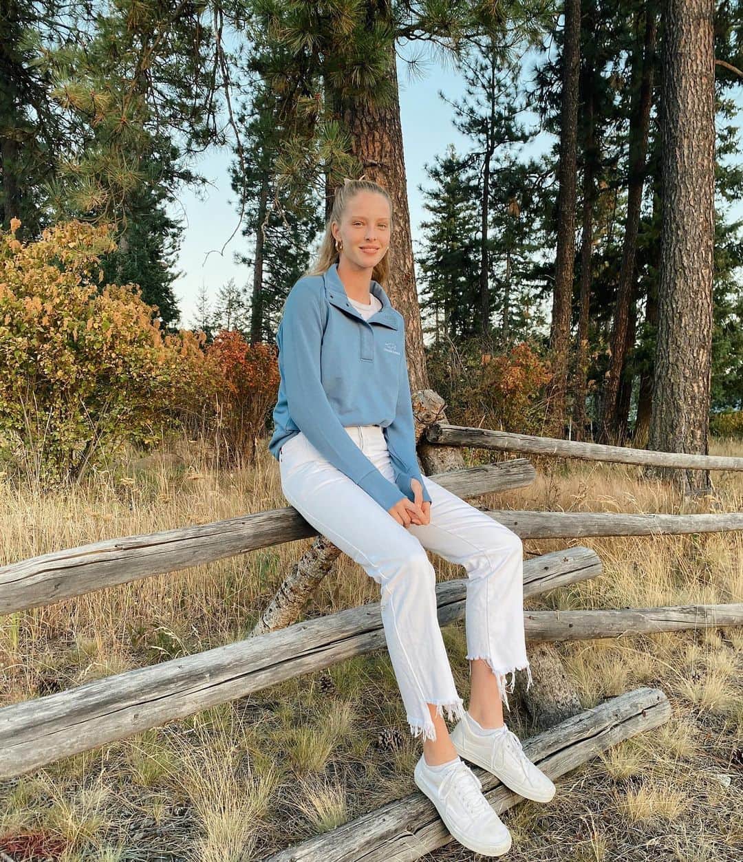 アビー・チャンピオンのインスタグラム：「I love spending time outdoors 💙」