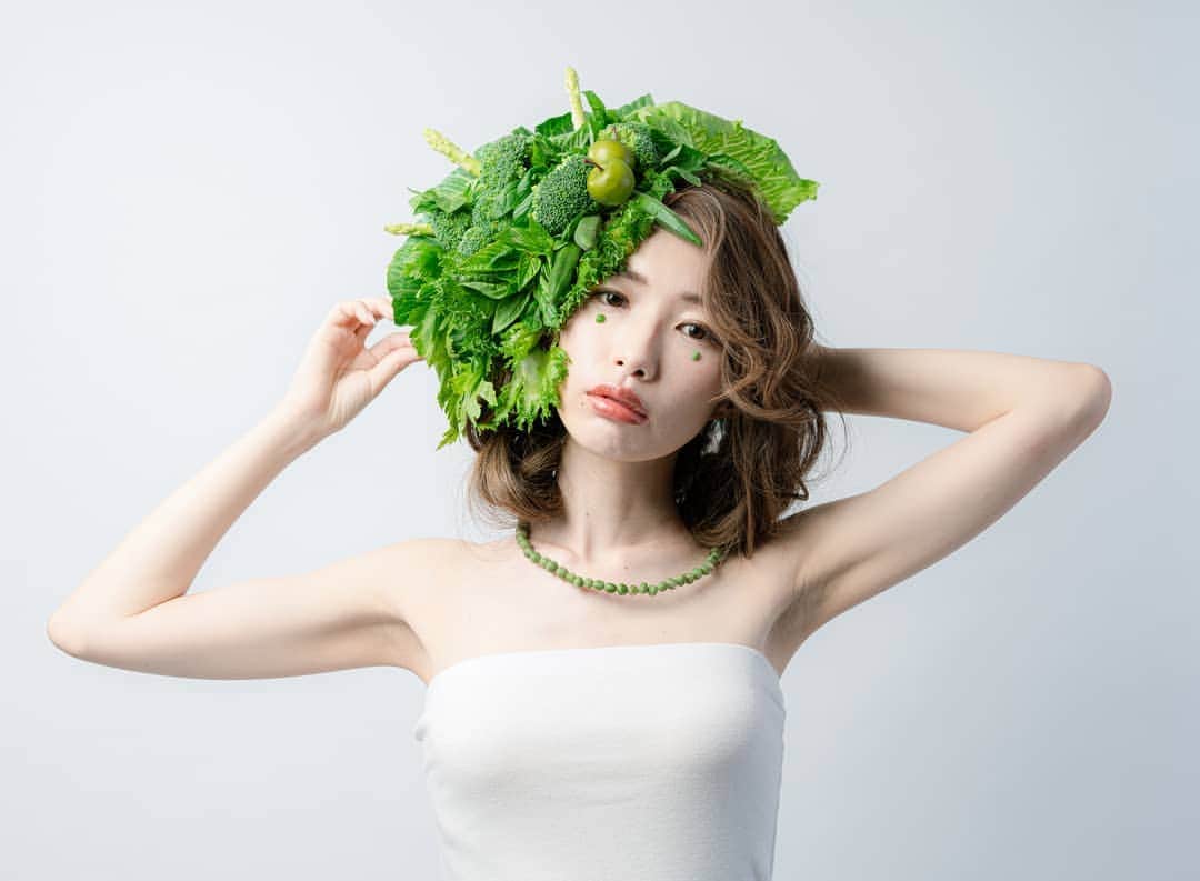 のインスタグラム：「カメラマンは香川純平さん。 インスタでお写真を見ていて、とても面白い作品が多くて今回声をかけさせていただきました😊 * ヘアメイクは仲良しのみおちゃん&吉田くん💯💯 流石のクオリティ🙌🙌 * ■□■□■□■□■□ photo by @kagawa_junpei  hairmake by @miomiooooooo77  hairmake by @yoshida_shinobu  model by @ma7am1  ■□■□■□■□■□ * * #野菜 #野菜たっぷり #野菜生活 #ベジタリアン #緑 #食べられるアート #野菜を食べよう #vegitarian#beautyshoot #vegitable  #ポトレのセカイ #フリーモデル #japan_of_insta #japanart #名古屋から世界へ #beautyphotography #beautyphotoshoot」