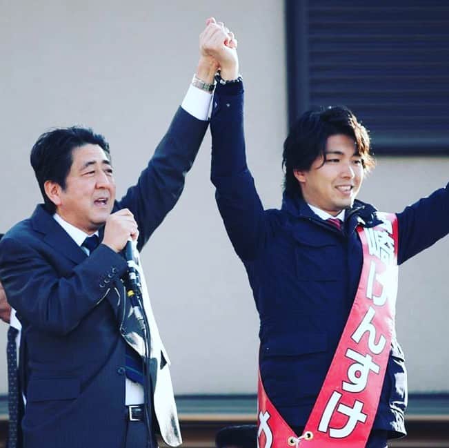 宮崎謙介のインスタグラム：「2回目の選挙の時の写真が出てきました。安倍総理、本当にお疲れ様でした。  詳しくは月曜日にアップします。  #安倍総理ありがとう」