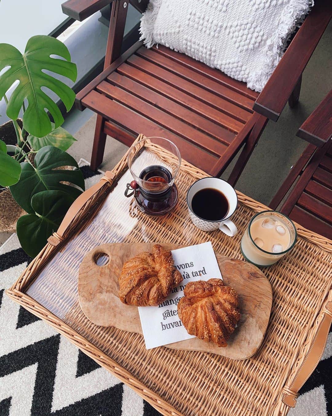 春名亜美さんのインスタグラム写真 - (春名亜美Instagram)「ＳＵＮＤＡＹ　ＭＯＲＮＩＮＧ🌈 あると思ってたはずのフルーツが、冷蔵庫になーんにもなかった🙂 @citybakeryjapan のクロワッサン大好き🥐 ・ ・ ・ #breakfast #morning #morningcoffee #クロワッサン #朝ごはん #coffee #balcony #SUNDAY #sundaymornings」8月30日 9時04分 - amiharunaami