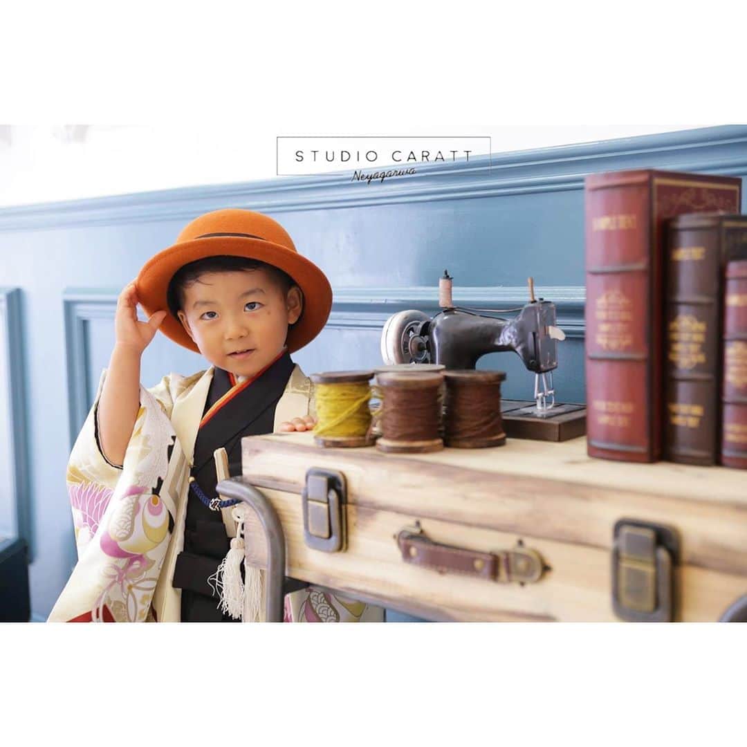 のインスタグラム：「. . ポーズが凄く上手な子でした♡ ご来店ありがとうございました♩.｡ . . ◎8月キャンペーンあと2日で終了！◎ ＊全カットデータが付いてくるデータプラン ＊お写真で残すフォトセレクトプラン ＊七五三撮影して頂いた方限定のお参り着物レンタル優待価格 お安くお得に出来るのは8月中🕊 𓈒 𓂂𓏸 ご来店お待ちしております❁⃘*.ﾟ . . #スタジオキャラット #スタジオキャラット寝屋川 #キャラット #キャラット寝屋川 #フォトスタジオ #キッズフォトスタジオ #キッズスタジオ #フォトスタジオ大阪 #寝屋川 #七五三 #七五三撮影 #七五三前撮り #七五三フォト  #男の子ママ  #kidsfashion #kidstyle #kidsphotography #kids_japan #instafashion #instaphoto #instapic #photo #photography #photooftheday #photo_jpn #photographer #カメラ好きな人と繋がりたい #カメラ #カメラのある生活 #ファインダー越しの私の世界」