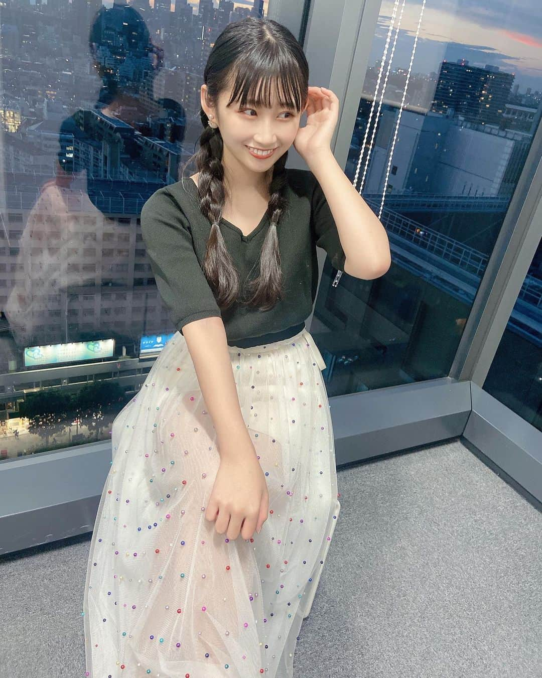 松本愛花さんのインスタグラム写真 - (松本愛花Instagram)「🌆﻿ 夕焼けこやけで日が暮れて〜🎶﻿ 夕焼けbackにパシャリ！📸﻿ ﻿ このリリーブラウンの スカートかわよ🥰﻿  #リリーブラウン  #lilybrown  #EMODA #三つ編み  #三つ編みアレンジ  #ヘアアレンジ  #メイクアップ  #私服」8月30日 8時59分 - aika_matsumoto.official