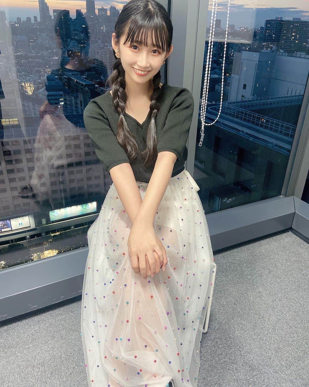 松本愛花のインスタグラム：「🌆﻿ 夕焼けこやけで日が暮れて〜🎶﻿ 夕焼けbackにパシャリ！📸﻿ ﻿ このリリーブラウンの スカートかわよ🥰﻿  #リリーブラウン  #lilybrown  #EMODA #三つ編み  #三つ編みアレンジ  #ヘアアレンジ  #メイクアップ  #私服」
