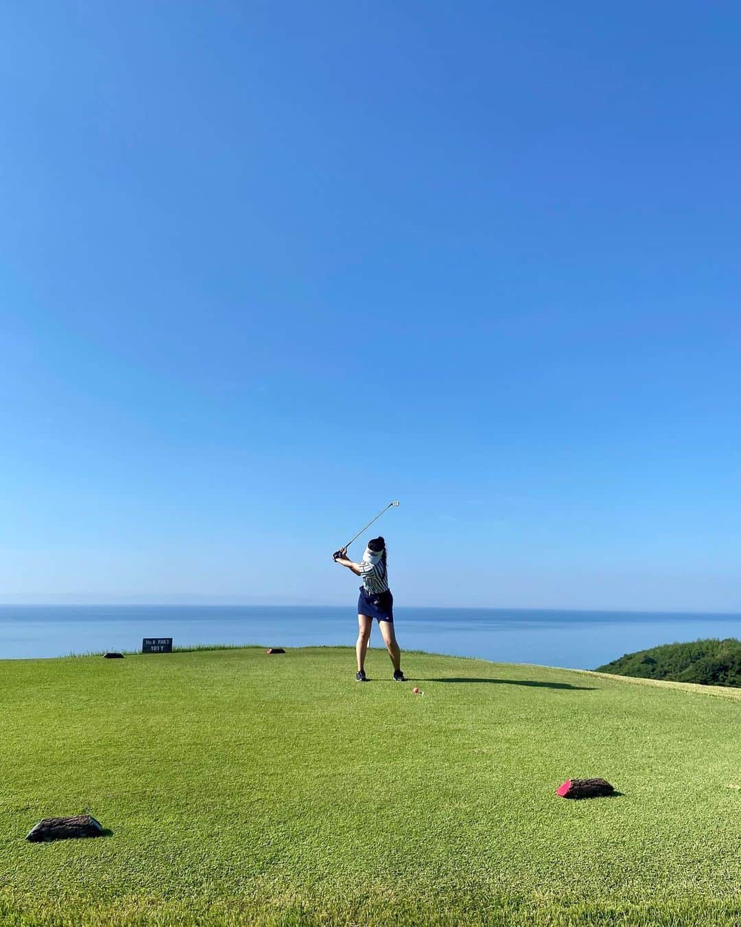 岩本憧子のインスタグラム：「. 海の見えるホール⛳️ . 凄く気持ち良かった！ . なのにボールは変な方向へ🤣 . ゴルフ楽しいなぁ 上手くなりたいなぁ . #ゴルフ　#golf  #ゴルフ初心者　#ゴルフ女子 #新潟　#海の見えるホール #海　#sea」