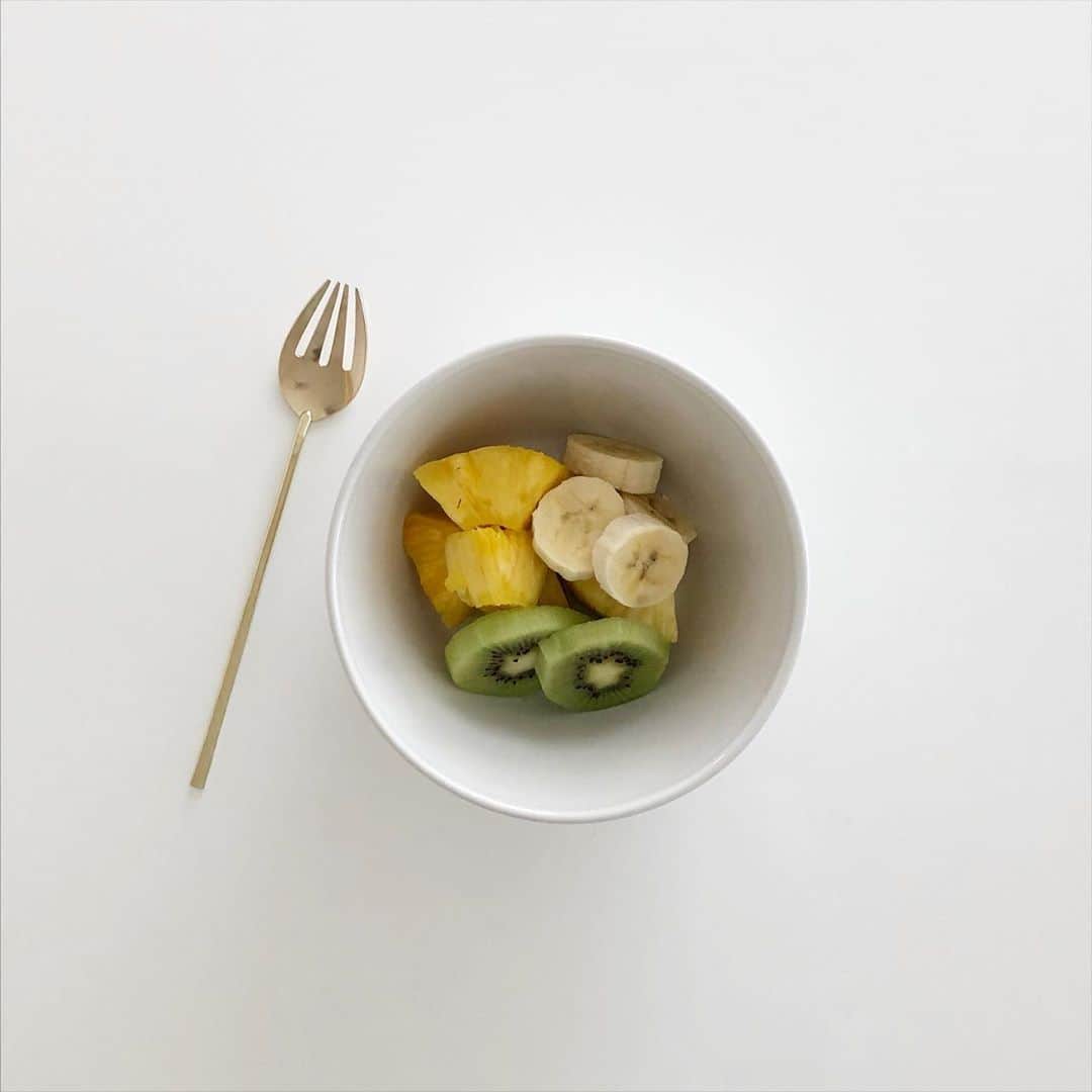 のインスタグラム：「2020.8.30 * Vitamin * 3歳9ヶ月 1389days はんぶんこ予定が 🍍🍌全部奪ってった * * *」