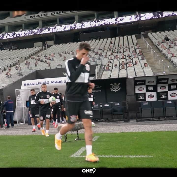 ダニーロ・フェルナンド・アベラールのインスタグラム：「Amanha é dia de classico! Vamos com tudo em busca da vitoria #vaicorinthians 🖤🤍」