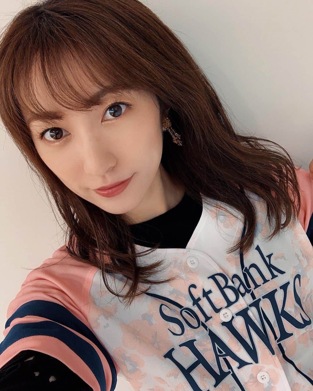 瀬口かなのインスタグラム：「今年のタカガールユニ💗﻿ ﻿ 昨日今日と、ペイペイドームではタカガールDayですね✨﻿ ﻿ ﻿ 今年は行けないのでユニフォーム着てTVの前で応援してます✊﻿ ﻿ ﻿ 今年のデザインも可愛い〜！﻿ ネイビーがいい！﻿ ﻿ ﻿ 今日も勝ちますように🙏﻿ ﻿ ﻿ ﻿ #おうちタカガール﻿ #タカガール2020 #sbhawks」