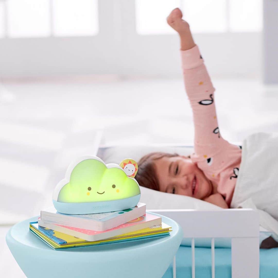 Skip Hopさんのインスタグラム写真 - (Skip HopInstagram)「Rise and shine! ☀️ Our Dream & Shine Sleep Trainer Nightlight provides easy-to-follow color cues so your little knows exactly when it's time to sleep and when it's time to wake up and get ready for learning! ❤️  #backtoschool #sleeptrainer #goodmorning #returningtolearning #skiphop」8月30日 9時32分 - skiphop