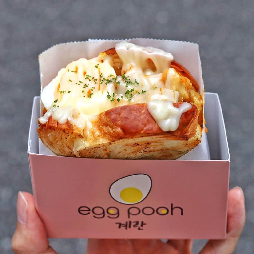 きょん。さんのインスタグラム写真 - (きょん。Instagram)「.  .  egg pooh @egg_pooh  おやつタイムを 過ごしたあと、 パンチを求めて アメ村のエッグサンド専門店で "ダッカルビと半熟卵”。  アメ村って やっぱり刺激的。  #eggpooh#osaka#osakafood」8月30日 9時41分 - kyon_tokiiro