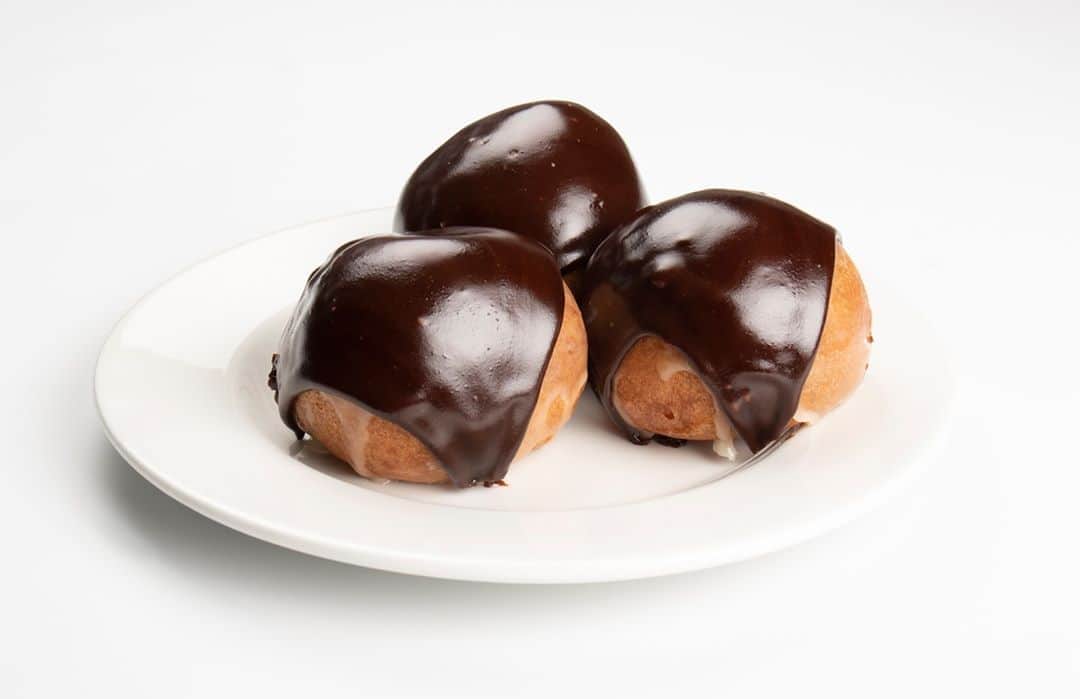 のインスタグラム：「Break the stay-at-home monotony with a Chocolate Mochizada run. Order and pay ahead online or our mobile app then use the new and improved curbside pickup so you don’t need to leave your car.」