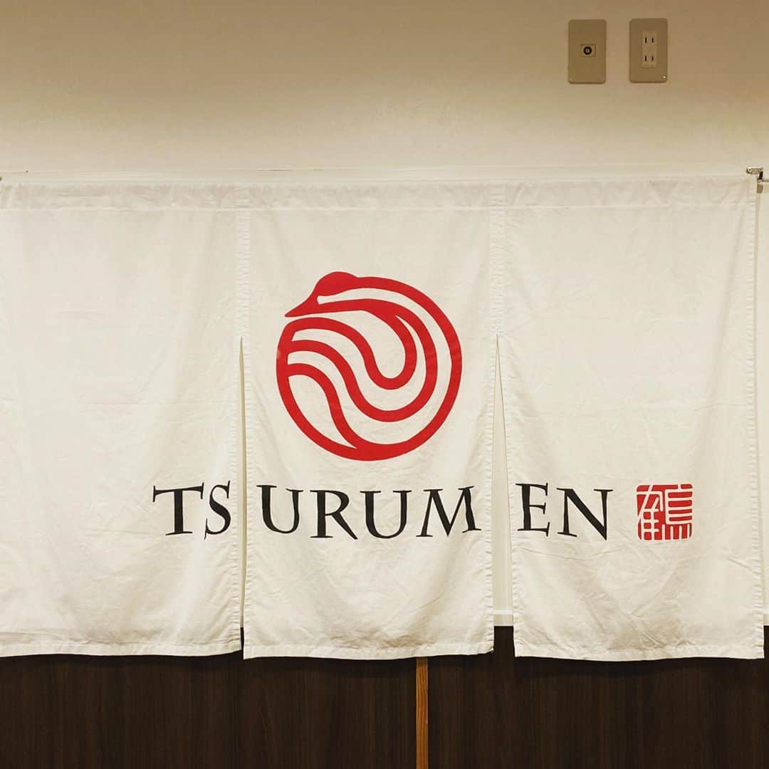 TERUのインスタグラム：「おはようございます^_^  昨日、Tsurumen Tokyoのプレオープンに行って来ました。  以前も紹介させて頂いたんですが今回は東京進出と言う事で改めて紹介させていただきます。  Tsurumenは大阪を本拠地とし営業していましたがボストンにて1000日限定で出店。  大行列で1時間待ちの日もあるほどの人気ラーメン店に成長！  そんな大人気店が東京進出という事で、是非この機会に食べてみて欲しいと思いお薦めさせて頂きます。  スープまで飲む事はなかなか無いんですが、Tsurumenのスープは美味しいのでついつい飲み干してしまいます。  ラーメン店には珍しい予約制のコースもあり、予約専用のプラットフォームもあるので、ネットで簡単に予約できます。  本日からオープンと言う事で炎天下の中並んで待つのも大変かと思うので是非自分ご褒美でコースも食べてみて下さいね〜。  Tsurumenで検索するとオーナーの大西君がいかに拘っているか？が理解できる記事もたくさんありますので先ずはその記事を読んでみるのも良いかと思います。  Tsurumen Tokyo 〒136-0071東京都江東区亀戸3-45-18亀戸3丁目ビル1階  @pj_masuo  @tsurumen_tokyo  @tsurumendavis」