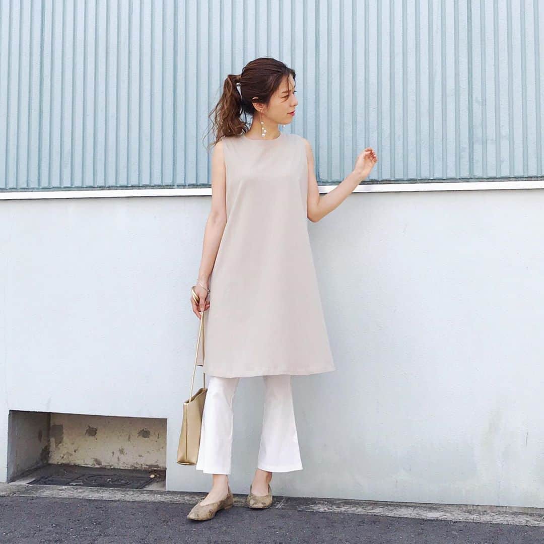 のインスタグラム：「. おはようございます🌞 . 昨日久しぶりに川遊びしたんだけど 浅瀬過ぎて川の水温かった☺️☺️ . 2日間走るのサボってしまったので 今日は絶対に走ります🏃‍♀️💨 (ここで宣言しとけば走る！) . 写真は先日の @citrinechakra の撮影。 ＿＿＿＿＿＿＿＿＿＿＿＿＿＿＿＿＿＿＿＿＿＿＿＿＿ #撮影 #モデル #ロケ #ロケ撮影 #ファッション #コーデ #コーディネート #シンプルコーデ #無地 #夏コーデ #夏 #ootd #outfit #shooting #model #fashion #pants #coodinate #summer #vacation」