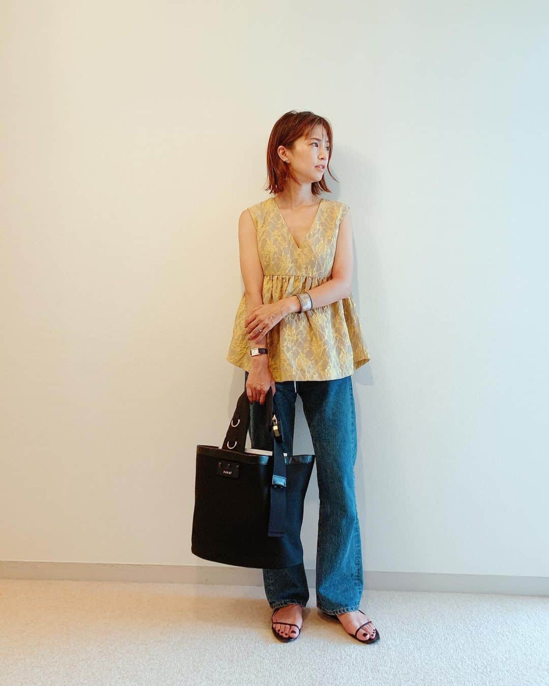 のインスタグラム：「新しいbag🤍🤍🤍 tops... @greed_tokyo  denim... @greed_tokyo  shoes... @therow  bag... @sacaiofficial bungle.. @nonnative  #みさこファッション」