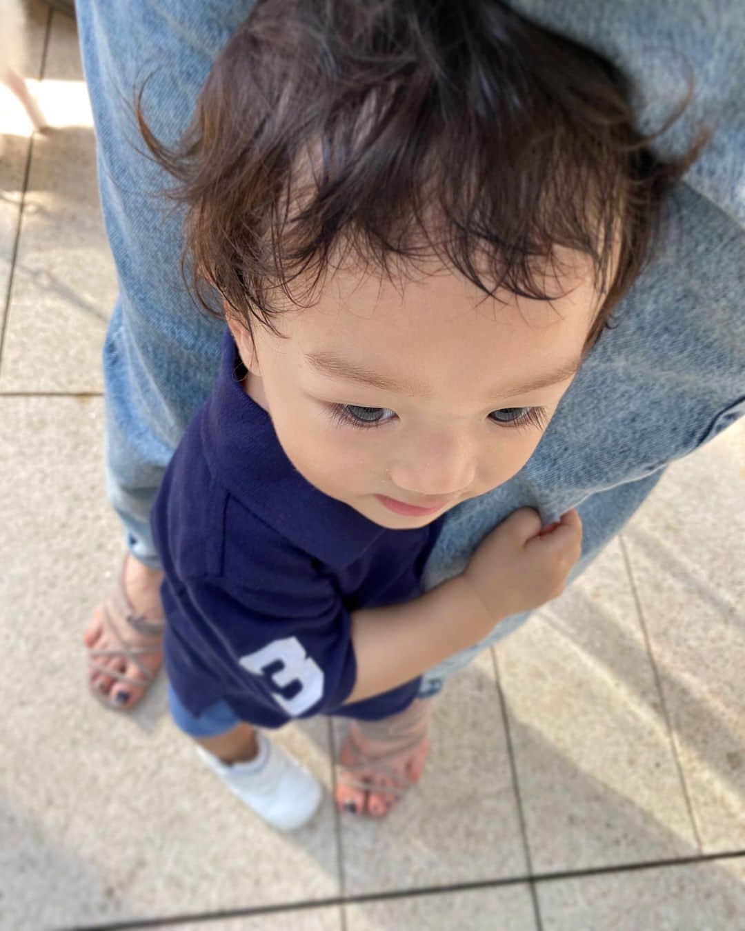 のインスタグラム：「☀️﻿ 歩いていると道行く女の子たちから﻿ かわい〜！と言われ調子に乗り出して、﻿ もっと言ってと言わんばかりに﻿ 私の足の間からひょっこり覗いたり さらに注目集めようとしていたあざとい息子﻿  いつそんな技覚えたの？笑 ﻿ そんな昨日のひとコマ💁‍♀️﻿ ﻿ ﻿ #1歳3ヶ月#男の子ママ#ママライフ」