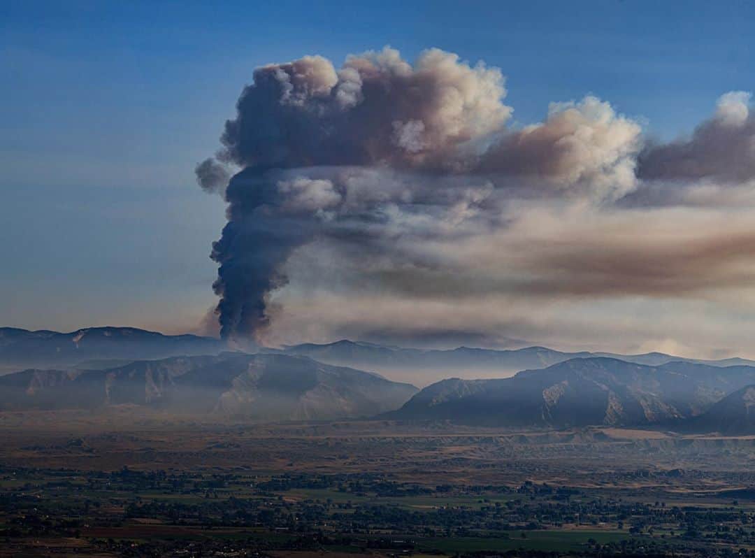 のインスタグラム：「Photo by Keith Ladzinski @ladzinski  An August 1 view of the devastating Pine Gulch Fire, outside Grand Junction, Colorado—a wildfire that’s sadly now the state’s largest in recorded history. To date, it’s burned roughly 140,000 acres (57,000 ha) and is approximately 75% contained. Seeing this firsthand was an eye-opening experience, with clouds of ash rising over 10,000 feet (3,000 m) into the sky. The fire was started by a lightning strike, a recipe for destruction during the dry season in an already arid region. Wildfires are certainly not new but are notably increasing as the heat index continues to rise, water shortages become more prevalent, and climate change rages on.」