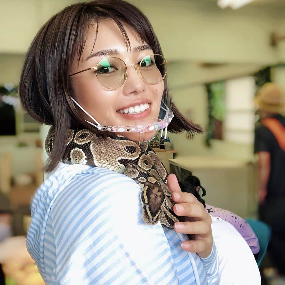 秋吉織栄（宮内かれん）さんのインスタグラム写真 - (秋吉織栄（宮内かれん）Instagram)「えへ🐍❤︎ . . . 最初で最後の… #としまえん  . . . みんな🐍苦手なんだね〜 もっと大きくても良かった(￣▽￣)💕 . . .  #蛇を首に巻く  #爬虫類好き  #かわいい  #へび  #織栄組」8月30日 10時22分 - orie.oliiiiie.olivia