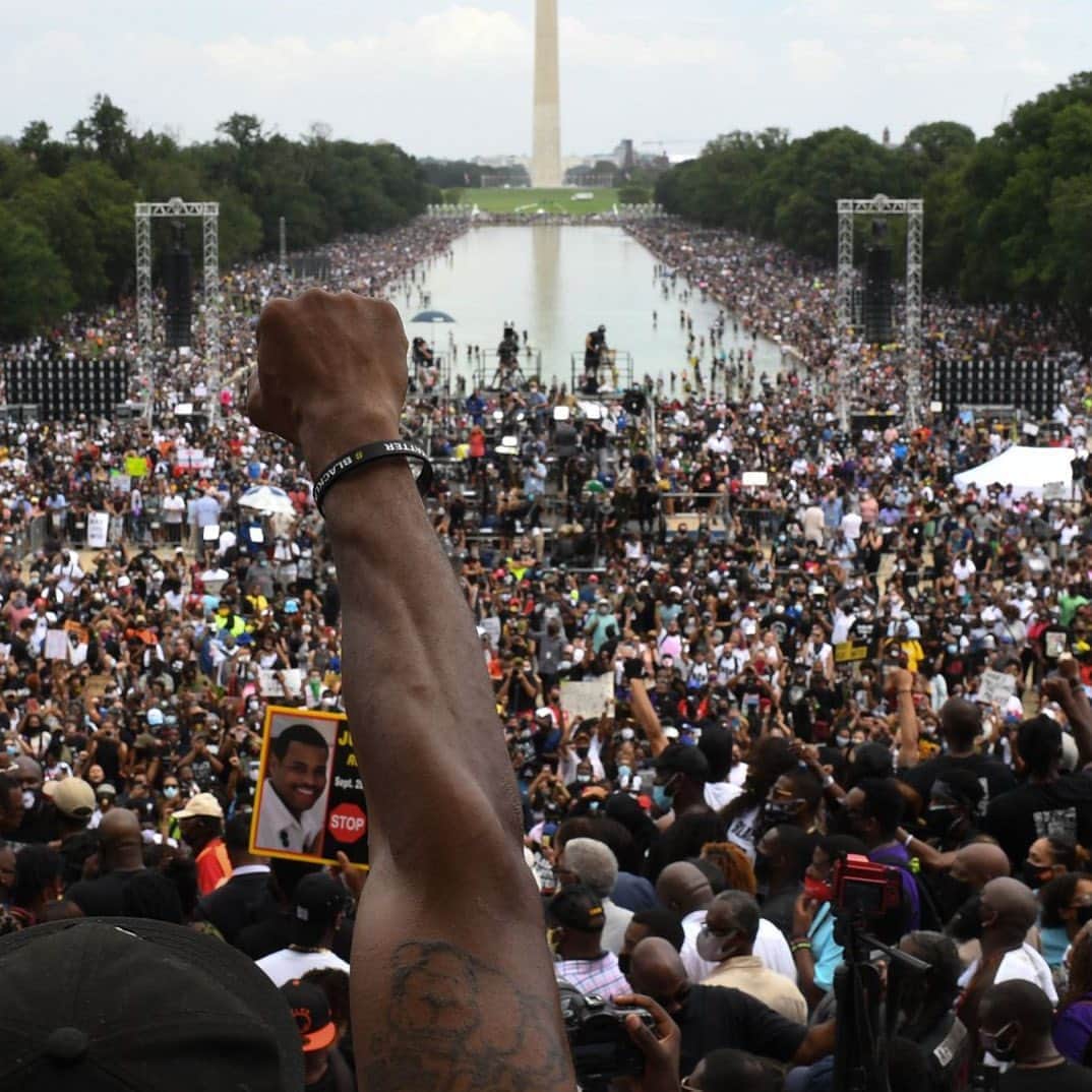 レスリー・フェラさんのインスタグラム写真 - (レスリー・フェラInstagram)「A thing of beauty - the peaceful✌🏾 protest yesterday at the Lincoln Memorial and March on Washington. Change is in the air.  Another world free from systemic racism IS possible. It - will - happen. It has to. Photo 📸 cred: @ebaradat  . . . #voteforchange #votethemout #blm #riseup #letyourvoicebeheard #joebiden #kamalaharris #bidenharris2020」8月30日 10時16分 - mslesleyfera
