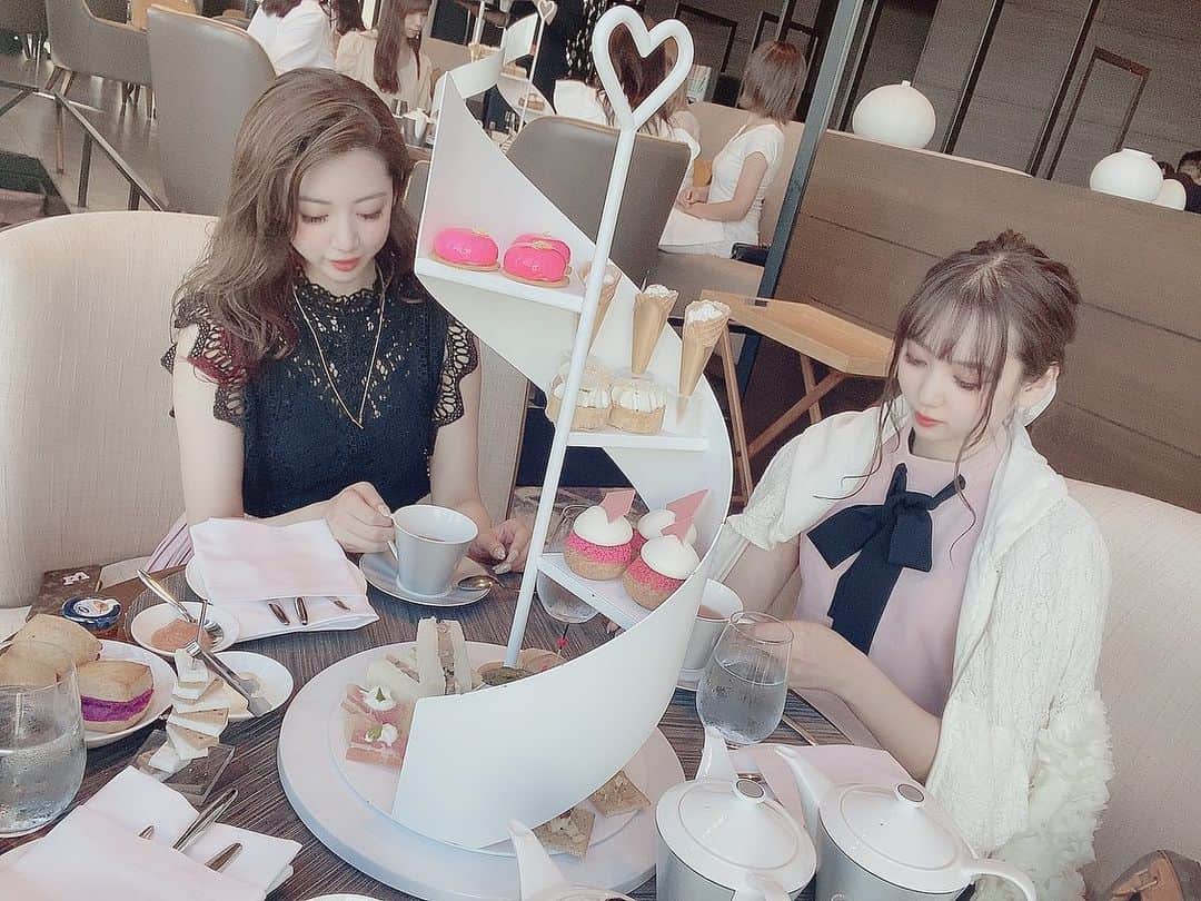 嶋谷愛（あいちゅん）のインスタグラム：「. #コンラッド大阪 ♡ #アフターヌーンティー . . . #afternoontea #Rady #riinacouture #sisters #l4l #❤」