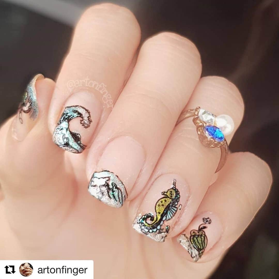 Nail Designsさんのインスタグラム写真 - (Nail DesignsInstagram)「#Repost @artonfinger  ・・・ Splashy Seahorse  My entry for #dnchallengeaugust #seahorse and #nailartchallengeaugust #splashy   ➡️ Swipe to see the turtle  #artonfinger #nailitdaily #stampingnailart #advancedstamping #reversestamping #naturalnails #healthynails #splash #summer #summernails #nails2inspire #nailspafeature #glam #nailglam #wonderfulnailart #wave」8月30日 10時29分 - nailartfeature