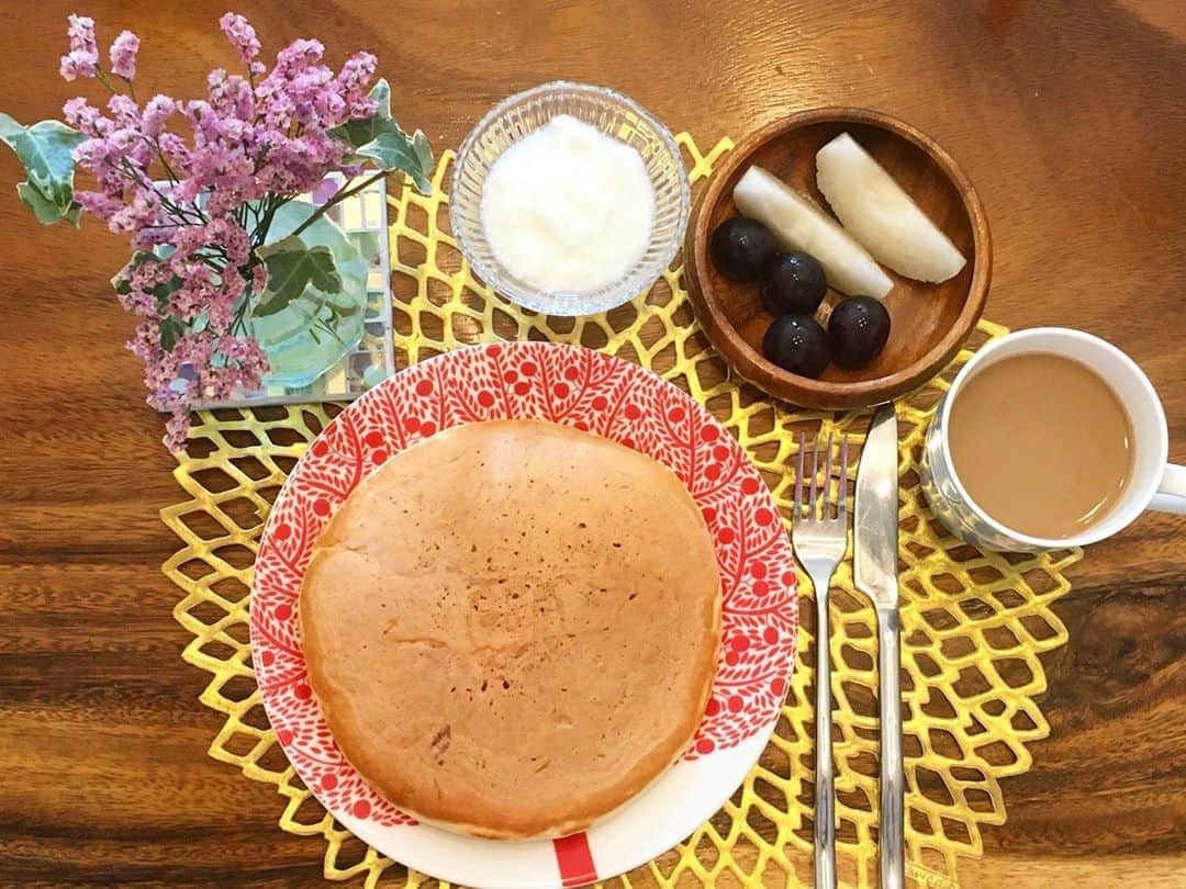 六車奈々さんのインスタグラム写真 - (六車奈々Instagram)「昨夜、玄米と雑穀米を水につけ忘れたので、今朝はホットケーキ。  卵たっぷり、 ヨーグルトも入れて、 ふわふわホットケーキが焼けました。  #お家ごはん #朝ごはん #ホットケーキ #美味しい #花のある暮らし」8月30日 10時34分 - nanarokusha
