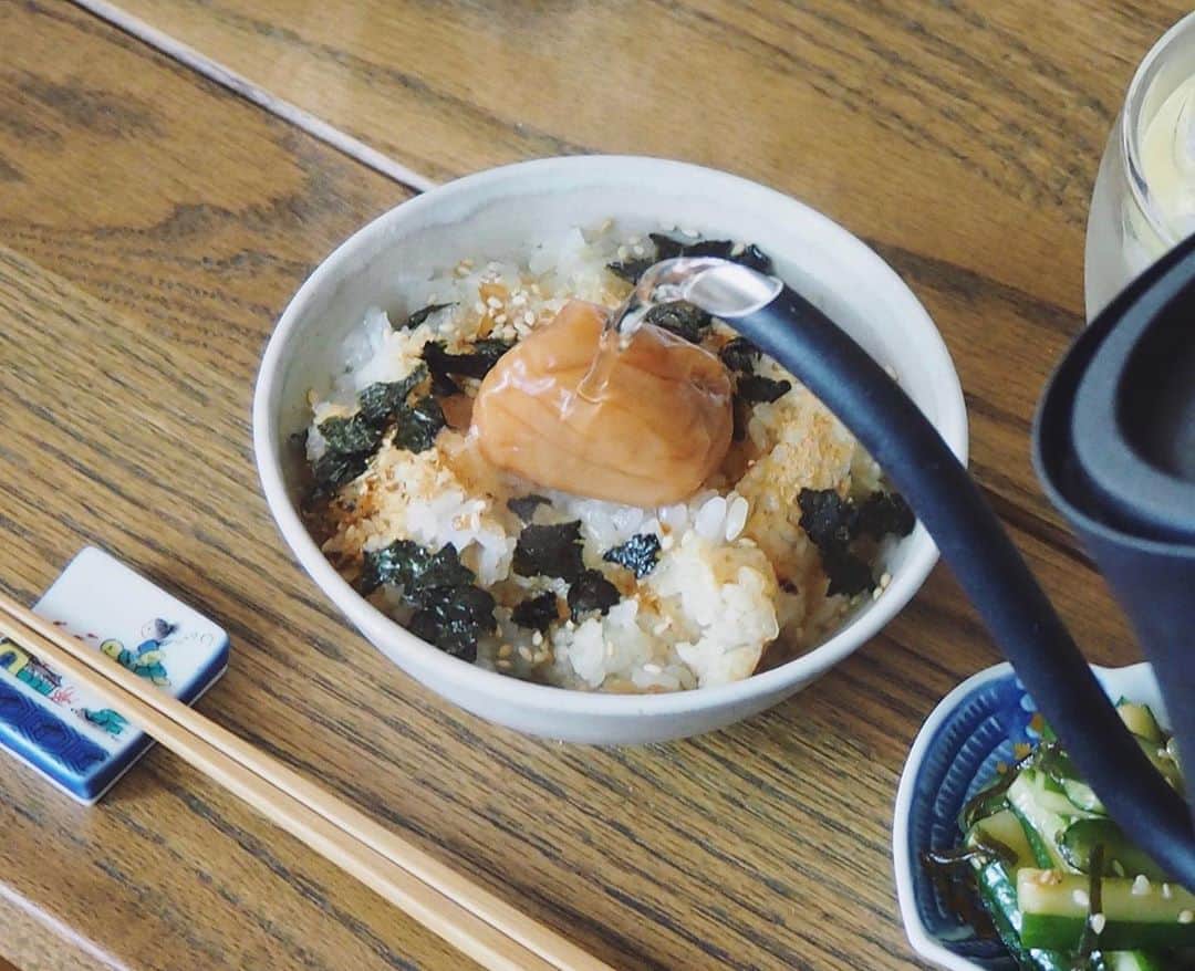 猪鼻ちひろのインスタグラム：「🍚🥒 手前に写ってる簡単きゅうりのレシピ(？)はブログに書いたので 簡単すぎーるお茶漬けのレシピでも。  というのも、カチカチのおこげの活用はいつも大体お茶漬け。 お茶漬けって無性に食べたくなるときあるよね、大好き❣️ 海外から帰ってきたときとか、 食欲とやる気のない日にもオススメ。 お茶漬けの素がなくても作れるよ◎ 【ざっくりレシピ】 ●ご飯…1人分(粘りが気になったらお水で洗う) ●白だし…大さじ1〜2 or だしの素…小さじ1 ●お醤油で調整！ ●梅干し、鮭、お好みの具 ●のり、胡麻、かつお節、アラレなど #お茶漬けレシピ #ちひろkitchenレシピ #ちひろkitchen #ちひろのごはん　#お茶漬け」
