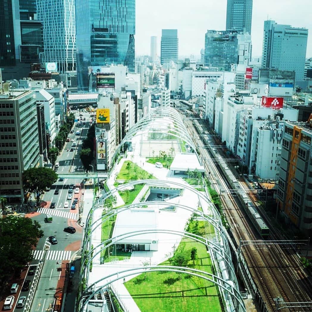 世礼奈のインスタグラム：「西村選手のインスタ より #repost @koichi.nishimura   渋谷のMiyashita Parkが生まれ変わりました！ 商業施設と公園が融合し、全長約330mある商業施設は、世界初のLuis vuittonメンズ専門店をはじめ厳選されたおしゃれショップや飲食店、1Fは渋谷横丁が入っています。屋上の宮下公園には、藤原ヒロシさんがプロデュースしたホワイトスターバックスが出現❗️ そしてその隣にビーチコートが完成しております！ ビーチバレーコートはギリギリ3面取れる様に設置させて頂いたので、トップツアー、一般大会も今後開催していく予定です。 ビーチサッカー、ビーチハンドボール、ビーチヨガなど様々な用途で楽しんでもらえたらと思いますので、是非企画等あればご連絡ください。  1Fからは、addidas店舗の横のエレベーターでRまで来てもらうと、扉が開けば真ん前がビーチコートです。  この素晴らしい場所にビーチコートが完成するまで、渋谷区、三井不動産と長期に渡りお話しさせていただき実現出来たこと本当に嬉しく思っています。渋谷区長、長谷部健さんの渋谷区民への愛とみんながより良くなる環境作りにいつも感銘を受けております。 この度、このビーチに関しての管理、運営に関しては、東京ヴェルディクラブとして締結させていただきました。 しっかりと価値のある場所とみんなが楽しめる様にマネージメントさせていただきます。  また大会＆イベント、アカデミーなど今のコロナの状況を考慮しつつ、今後お知らせさせていただきます。皆様是非、宮下パークに足を運んでいただいて、基本平日朝から13:00くらいまで3F屋上ビーチにおりますので、お待ちしております。  #miyashitapark  #shibuyaku #都心にビーチコート #渋谷 #koichinishimura #西村晃一 #東京ヴェルディ #winds @winds.group  #tokyoverdywinds #長谷部健渋谷区長  #Mayor  ■7月28日(火)～　商業施設「RAYARD MIYASHITA PARK」（物販・サービス店舗）﻿ ■8月1日(土)～ ホテル「sequence MIYASHITA PARK」﻿ ■8月4日(火)～ 商業施設「RAYARD MIYASHITA PARK」 （飲食・食物販店舗）﻿ ※一部の店舗では開業日が異なる場合があります。﻿ ﻿ あの宮下公園が、新しく生まれ変わります。 ﻿ 公園の中で、ショッピングに食べ歩き、スポーツに夜遊びまで。﻿ ﻿﻿ ﻿ #miyashitapark #ミヤシタパーク #宮下公園 #shibuya #渋谷 #tokyo #東京 #park #sports #gourmet #cafe #music #hotel #culture  #BeachSoccer #ビーチサッカー #BeachHandBall #ビーチハンドボール #BeachYoga #ビーチヨガ」