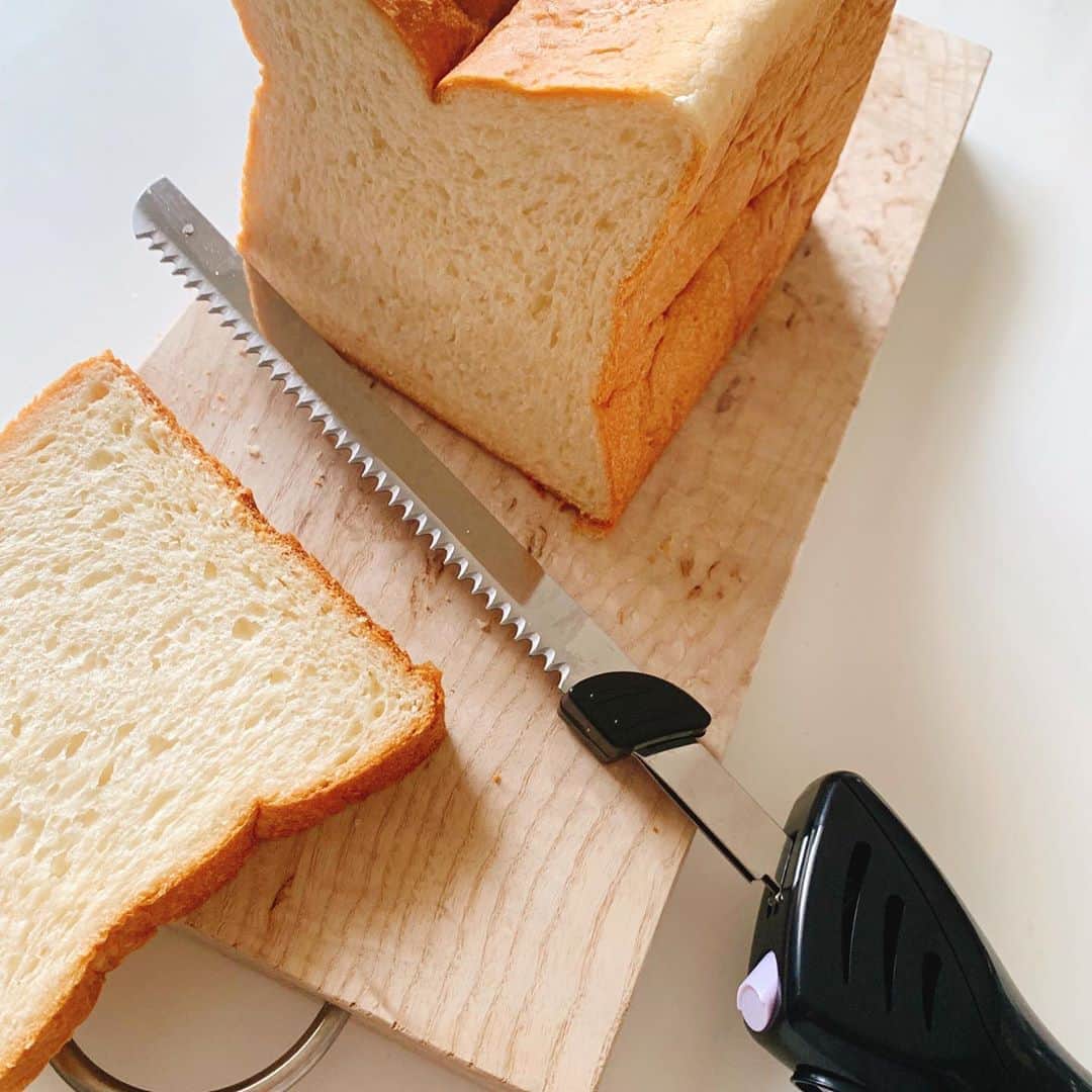 美香さんのインスタグラム写真 - (美香Instagram)「最近 朝はパン率が高め！ こちらの電動カッター。 ホームベーカリーの焼きたてふわふわの切りにくいパンを切る時に大活躍中☺️ （写真は市販のパンです） 美香ちゃんの楽天roomがわからない とのご質問ですが、 インスタのダイジェストのところから飛べます💗（写真3枚目） お気に入りをゆっくりペースで更新しているので、もし良かったら見てみてくださいねー☺️」8月30日 10時52分 - mikaofficial99