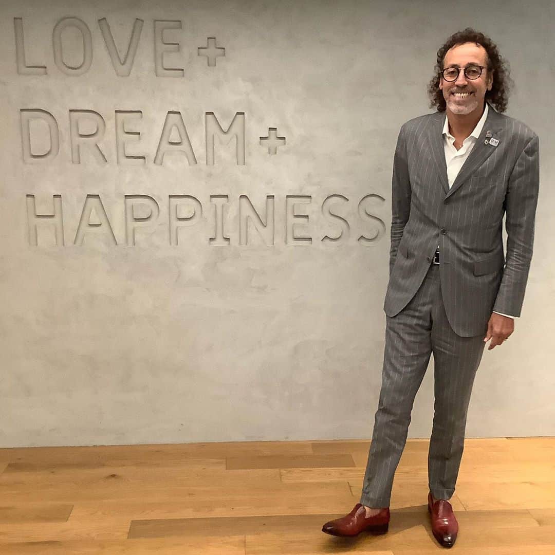 のインスタグラム：「. 先週、久しぶりに私のマネージメントをしてくれているLDH  JAPANのオフィスに行きました！ . 在宅ワークで人が少ないオフィスでしたが、みんな明るく元気にあいさつしてくれたり、笑顔いっぱいでうれしかったです！ . マネージメントといっても芸能ということだけではなくスポーツの活動でのパートナーになってくれています。 . ビーチサッカー日本代表監督の時、AFCビーチサッカー選手権の優勝やFIFAビーチサッカーワールドカップ(パラグアイ)での日本代表の活躍の見えない所で素晴らしいマネージメントをしてくれました。 . 競泳平泳ぎの渡辺一平選手、パルクールの島田善選手など世界で活躍するアスリートのマネージメントの他、現役を引退しスポーツコメンテーターとして活躍中の女子バレーボール界のプリンセス、栗原恵さんのマネージメントもしています。 . LDHにはスポーツが大好きなパフォーマーやアーティストがたくさんいるので、いろんなアイデアを集めてスポーツ界を盛り上げていくことや、ダンスのリーグ戦Dance Leagueを盛り上げていくこと、サッカー経験者もたくさんいるので、LDH FOOTBALL CLUBとかつくったらたのしそう！でも、サッカーになるとラモスさんに怒られそう😅 . 新しく作ったCyberLDHでラモスさんの番組を作ろうとか😄 . という、楽しい時間でした👍 . 厳しい時だからこそ、夢や希望を話し合うと心がワクワクします。 . @ldh_japan_official  @ippei_watanabe  @zen_pk_official  @megumi_kurihara_official  #ldhsports」