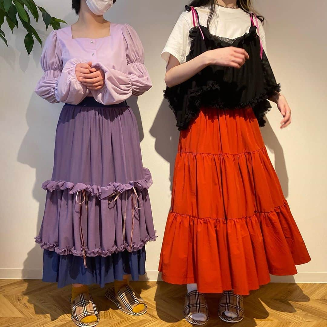 相羽瑠奈さんのインスタグラム写真 - (相羽瑠奈Instagram)「#rrr20aw SKY collection 🌆☁️🌅﻿ ﻿ ● 2way tulle tiered dress skirt / 20,000 yen + tax﻿ ● Cloud sleeve blouse / 11,300 yen + tax﻿ ● Moon false collar / 6,300 yen + tax﻿ ﻿ 昨日より予約販売がスタートしました ⭐︎﻿ 【 8月29日 (土) 21:00 ~ 8月31日 (月) 23:59 】﻿ ﻿ 今回の予約販売は 送料が無料 になります✨﻿ 是非チェックしてみてください。﻿ ﻿ ________________﻿ ﻿ ﻿ 1枚目の写真はトワルチェックの時の月襟 🌛﻿ ﻿ 今回のアイテムは、パターンの製作をのりちゃん @37nori にお願いしました！﻿ ﻿ 私はデザインをしているけど、頭に思い描いたデザインを 形 にする作業は苦手で。細かい調整が必要だったりこだわりが多いデザインの場合、近くに相談できる人がいてくれたらなぁ、、とずっと思ってました。﻿  ﻿今回のデザインがまさにそうで、"﻿ 誰かに相談したい。そして、欲を言えば私の表現したい世界観を理解してもらえる、感覚の近い方がいたら…！" と思った時に真っ先に思い浮かんだのが、のりちゃんでした🌷﻿ ﻿ ポップでカラフルなものが好きな色彩感覚は近いものがあると感じいて、それプラスのりちゃんはモードでかっこいい部分も持ち合わせていてそこは私にはない部分なので、その感覚、そしてのりちゃんの知識と技術をお借りできたらもっとかっこいいものが作れそう！作りたい…！と思ったんです﻿ それに、5.6年ほど前から繋がっていたので、私やRRRの今までの活動も見てくださっていたことも大きかったです ☺︎☺︎﻿ ﻿ （ 私は誰かに何かをお願いすること苦手だし、裏側を見られるのは少し恥ずかしい(?)みたいな気持ちがあるので、思い切ってのりちゃんに相談した時はすっごくドキドキでした ）﻿ ﻿ そうしてありがたいことに快く引き受けてくださり、一番最初にミーティングをしたのが去年の12月！そこから話し合いを重ねて、トワルを縫ってもらい、コロナの影響で対面できなかった時期は写真や動画で伝え合ったりしてました📱のりちゃんは専門的にパターンを学んでいたので話していて勉強になる部分がたくさんあり、毎回のミーティングが本当に楽しく濃いものでした。感謝しています。﻿ ﻿ のりちゃんの昨日の投稿に書いてある言葉が嬉しくて嬉しくて、何度も読み返しちゃった、、🌛﻿ ﻿ パタンナーや、作る側に興味のある方はのりちゃんのインスタを見ると勉強になると思います。﻿ ﻿ そして今ではレインボーシェイクのパタンナーに！🧵"また RRR のお手伝いをしたい"と相談をいただいた時は本当に嬉しかった。。全力でこちらこそです！！！あの時お願いしてよかったなぁ。これからもっと良いものが作れますように。よろしくお願いします 🤝♥️﻿ ﻿ ﻿ RRR（アール）秋の新作 1st collection は、﻿ 朝焼け・夕暮れの幻想的な空模様をイメージ。2wayティアードドレススカート・﻿ 雲ブラウス・月のつけ襟の3型 です⭐︎⭐︎⭐︎﻿ ﻿ 【 予約販売 】〜 8月31日(月) 23:59﻿ 【 お届け・店舗販売 】10月上旬頃を予定。﻿ ﻿ #rrr20aw #rrrtokyo #magichour﻿ #sunset #sunrise #moon #cloud #☁️ #🌞﻿ ﻿」8月30日 11時08分 - rone.runa