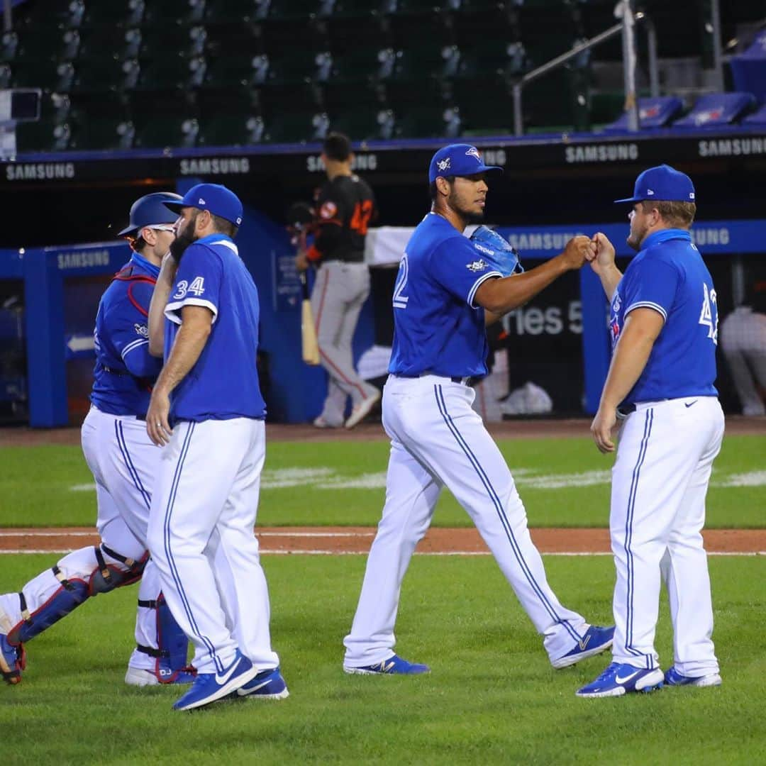 トロント・ブルージェイズさんのインスタグラム写真 - (トロント・ブルージェイズInstagram)「Five and O against Baltimore 😉  Send us your (air) 🖐 emojis! #WeAreBlueJays」8月30日 11時10分 - bluejays