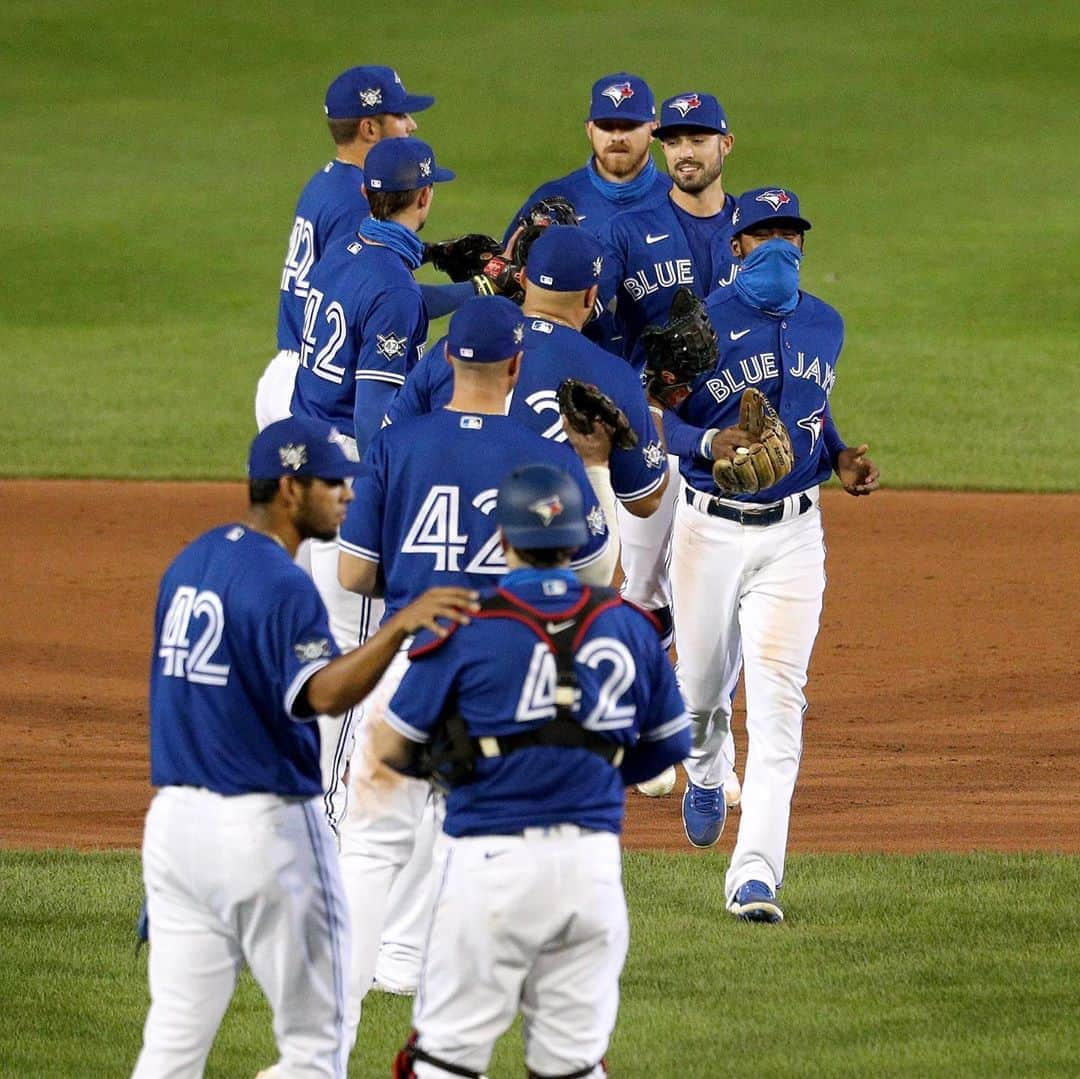 トロント・ブルージェイズさんのインスタグラム写真 - (トロント・ブルージェイズInstagram)「Five and O against Baltimore 😉  Send us your (air) 🖐 emojis! #WeAreBlueJays」8月30日 11時10分 - bluejays