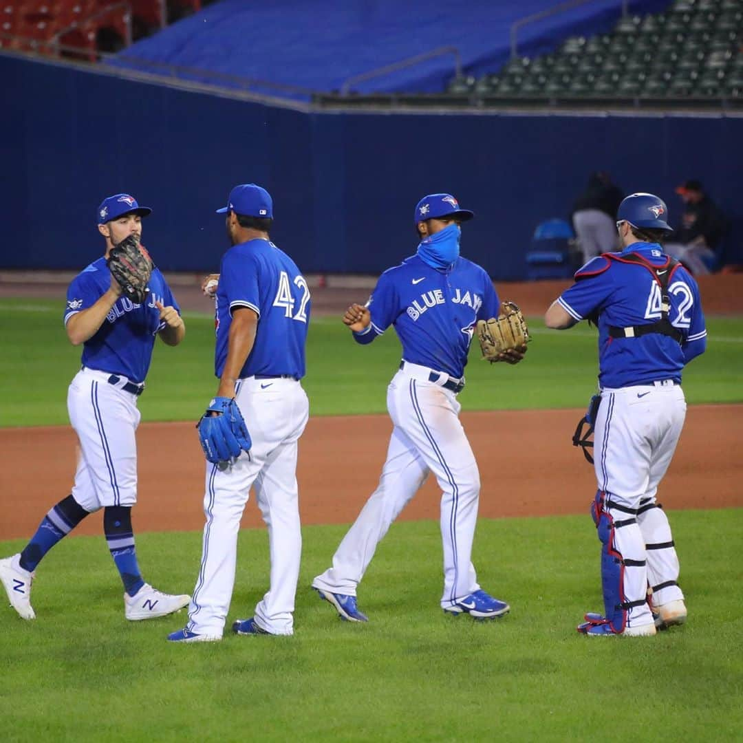 トロント・ブルージェイズさんのインスタグラム写真 - (トロント・ブルージェイズInstagram)「Five and O against Baltimore 😉  Send us your (air) 🖐 emojis! #WeAreBlueJays」8月30日 11時10分 - bluejays