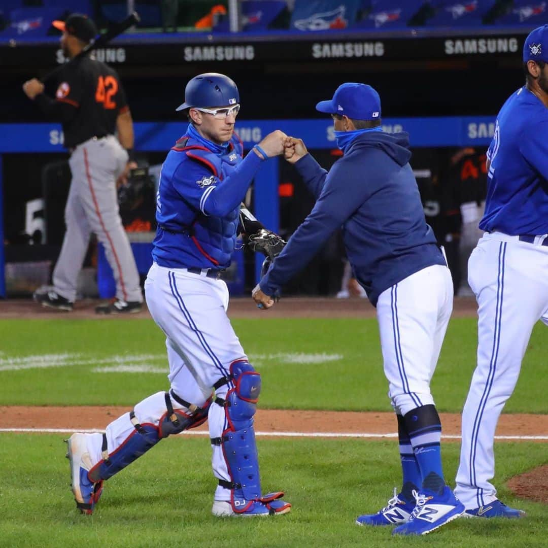 トロント・ブルージェイズさんのインスタグラム写真 - (トロント・ブルージェイズInstagram)「Five and O against Baltimore 😉  Send us your (air) 🖐 emojis! #WeAreBlueJays」8月30日 11時10分 - bluejays