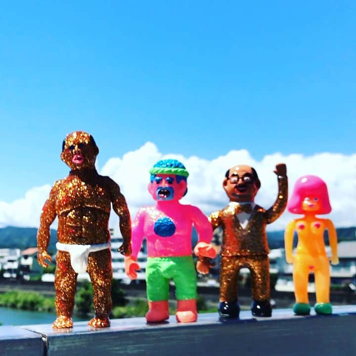 デハラユキノリのインスタグラム：「個展でキラキラソフビ初売りします。「代表者展」モグラグギャラリー9/5〜 会場で応募→抽選→会期終了後発送 という流れになると思います。各種20〜30個  #deharayukinori  #mograggallery  #satoshiyamamoto  #ishidahonyu  #motoyoshinabura  #nyotaimasako  #morlin」