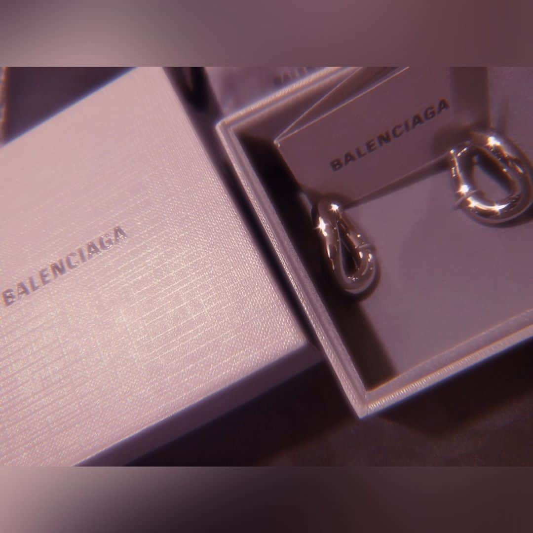 鈴木友梨耶さんのインスタグラム写真 - (鈴木友梨耶Instagram)「女レベルが8上がった💋  #balenciaga #accessory #pierce #earrings #アクセサリー　#ピアス　#バレンシアガ　#ROSEAREAL #ロザリオ #鈴木姉妹」8月30日 11時13分 - yuriyasuzuki_828