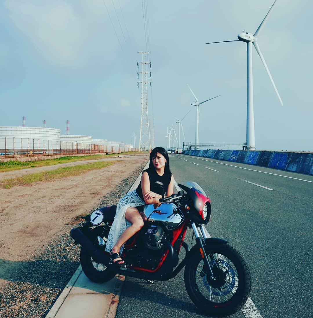 国友愛佳のインスタグラム：「風力発電の風車？格好良かった(゜ロ゜) . . #motoguzzijapan #オートバイ女子部 #バイク女子 #グラビアアイドル #国友愛佳 #あいかつん」