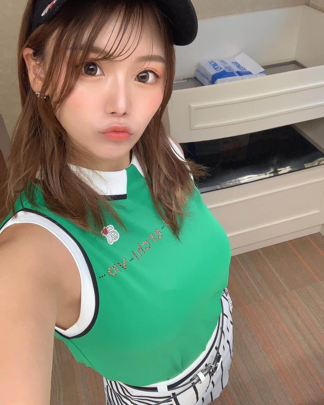 あやごるふのインスタグラム：「おはようございます☀﻿ ﻿ 8月最後の日曜日…﻿ ﻿ 本来ならラスト海‼️つって﻿ 既に材木座の海へ入水しているところですが…﻿ ﻿ 営業マンはそうはいきません🤣﻿ ﻿ ﻿ 沖縄北海道の6日間を十分に楽しんだので﻿ 今日もお仕事頑張ってきます😆💞﻿ ﻿ お休みの方は最後の夏を楽しんで❤️﻿ お仕事の方は最高の天気ですし笑顔で楽しみましょ😁❤️﻿ ﻿ ﻿ ﻿ ﻿ #golfnetwork #golf #golfswing #golfwang #reginagolf  #golfgirls #instagolf #golfstagram #ゴルフ #ゴルフ女子 #ゴルファー #ゴルフ好き #ゴルフ部 #ゴルフ動画 #ゴルフ練習 #ゴルフコーデ #골프 #ゴルフスイング #ゴルフ大好き #アルチビオ #archivio #golflife #golfgirl #不動産投資 #골프 #골프웨어 #골프스타그램 #해외여행 #예쁘다 #札幌国際カントリークラブ島松コース」