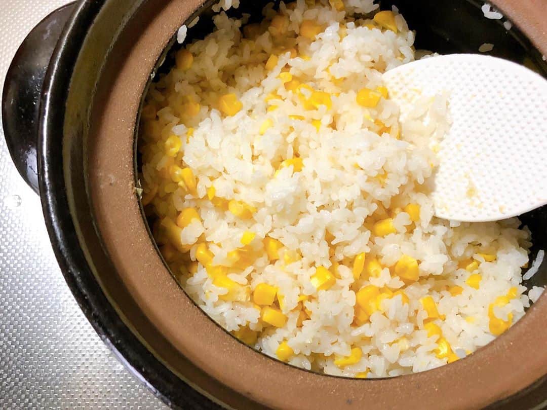土井コマキのインスタグラム：「土鍋でご飯を炊くのが得意です。貧乏で炊飯器買えなかった時代に習得。思い出いっぱいの土鍋。」