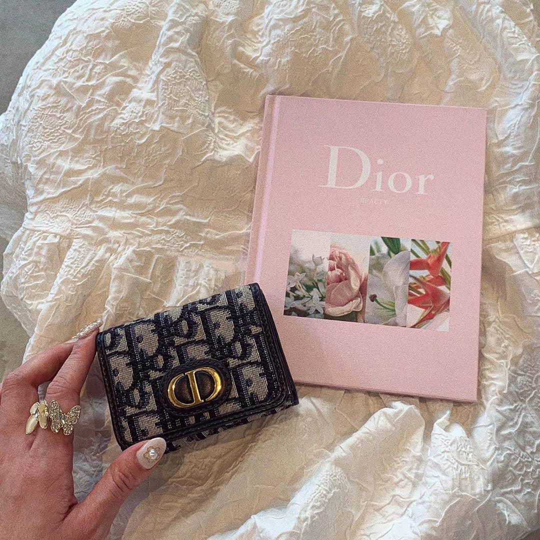 ひこ乃さんのインスタグラム写真 - (ひこ乃Instagram)「⠀ ⠀ 金運のジンクス信じて一年に一回新しくしてるお財布♡ 今年はDiorのミニ財布にしました〰️ 可愛い♡ Diorのノートは雑誌付録なのにしっかりした作りで お気に入りっっ🕊⠀ ⠀ #dior#gingermagazine#홈인테리어」8月30日 11時19分 - hikono0909