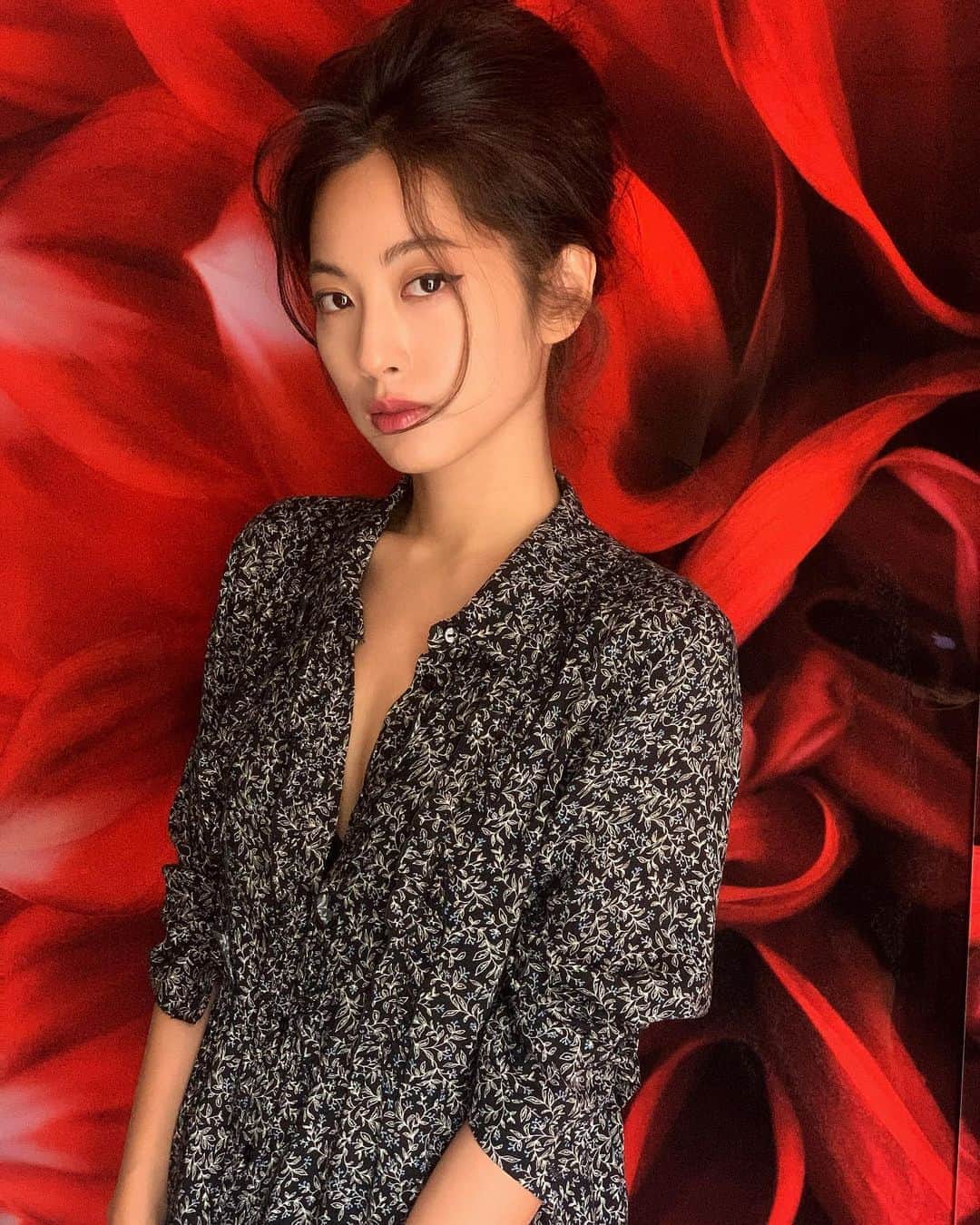 パン・ソヨンのインスタグラム：「. 일주일 눈 깜박 🌹   #red#빨간맛#내사랑은새빨간#rose」