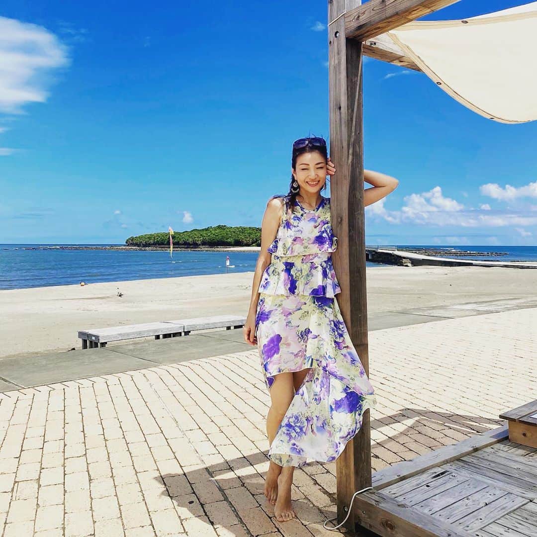 遠近由美子のインスタグラム：「うーみー🏝 やっと夏らしい夏🌞✨　　 .  後ろに見えるのは青島。坂本龍馬が日本で初めて新婚旅行に行った場所なんですって♡  . 龍馬ってsweetだったんだな〜😊 . . @aoshimabeachpark  海にも入れるし、まったりお茶もできるし子供も大人もデートにも良いところ😊 .  #青島 #宮崎 #旅 #夏の思い出 #青空が好き #海が好き #坂本龍馬ゆかりの地 #青島ビーチパーク #青島神社 #sweetmemories #summeroutfits」