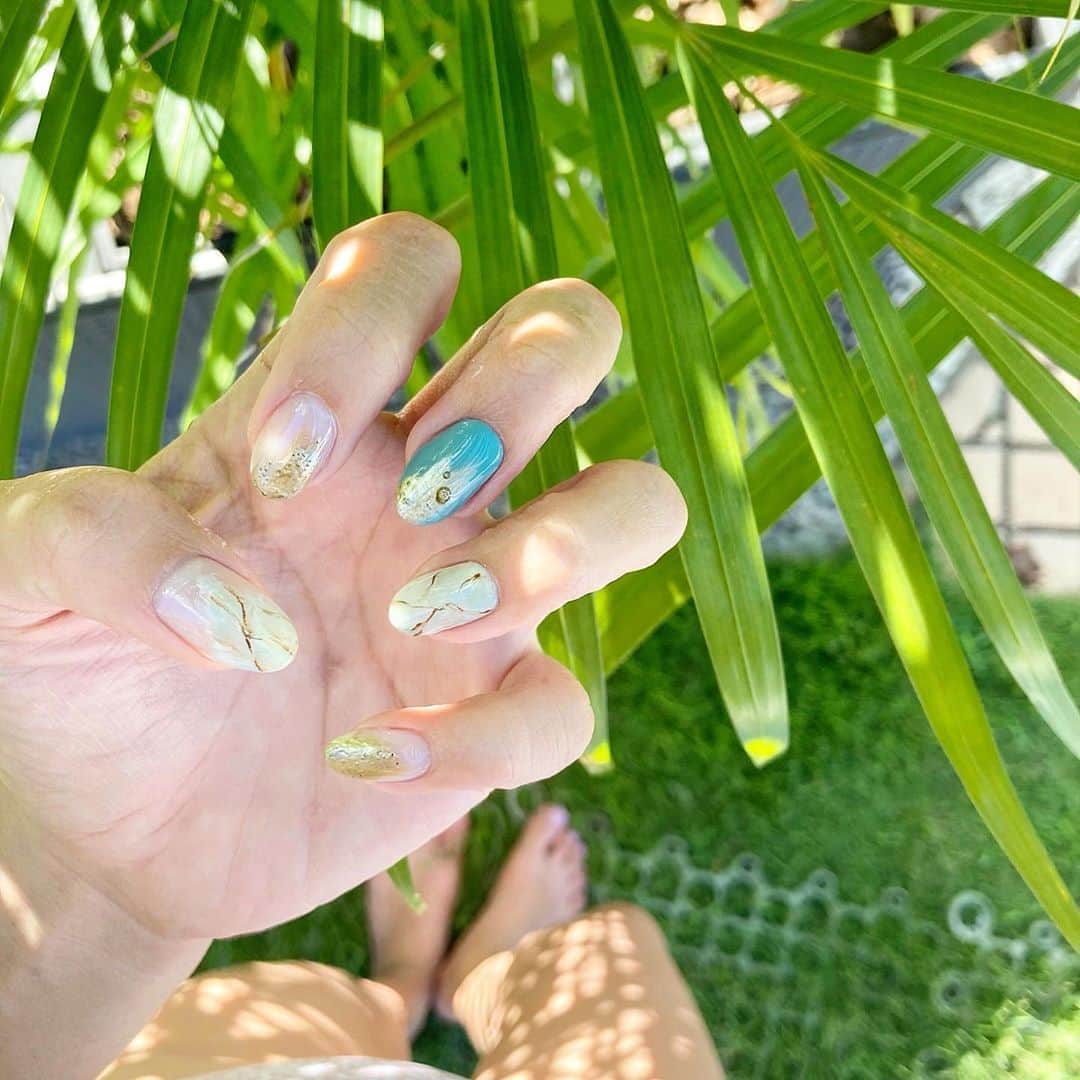 ちほのインスタグラム：「コロナでお休みしてたけど、 ひっさしぶりにネイルしたら高まった💚 @esnail_tokyo  くすんだカラーとマーブル模様がお気に入り😋」